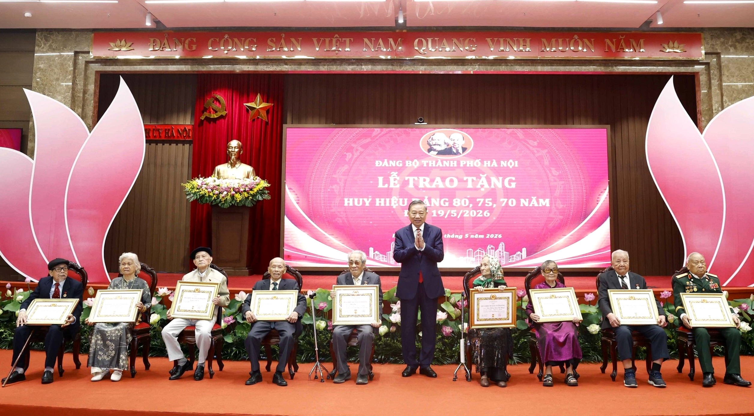 Ban Tổ chức Trung ương hướng dẫn mới về tặng Huy hiệu Đảng - Ảnh 2.