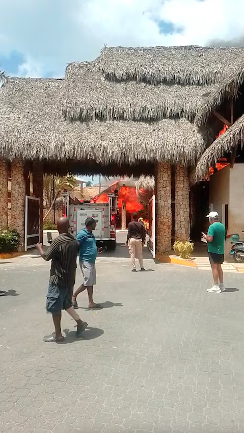 Woman killed, 1,700 evacuated in beach hotel fire in Dominican Republic- Ảnh 4.