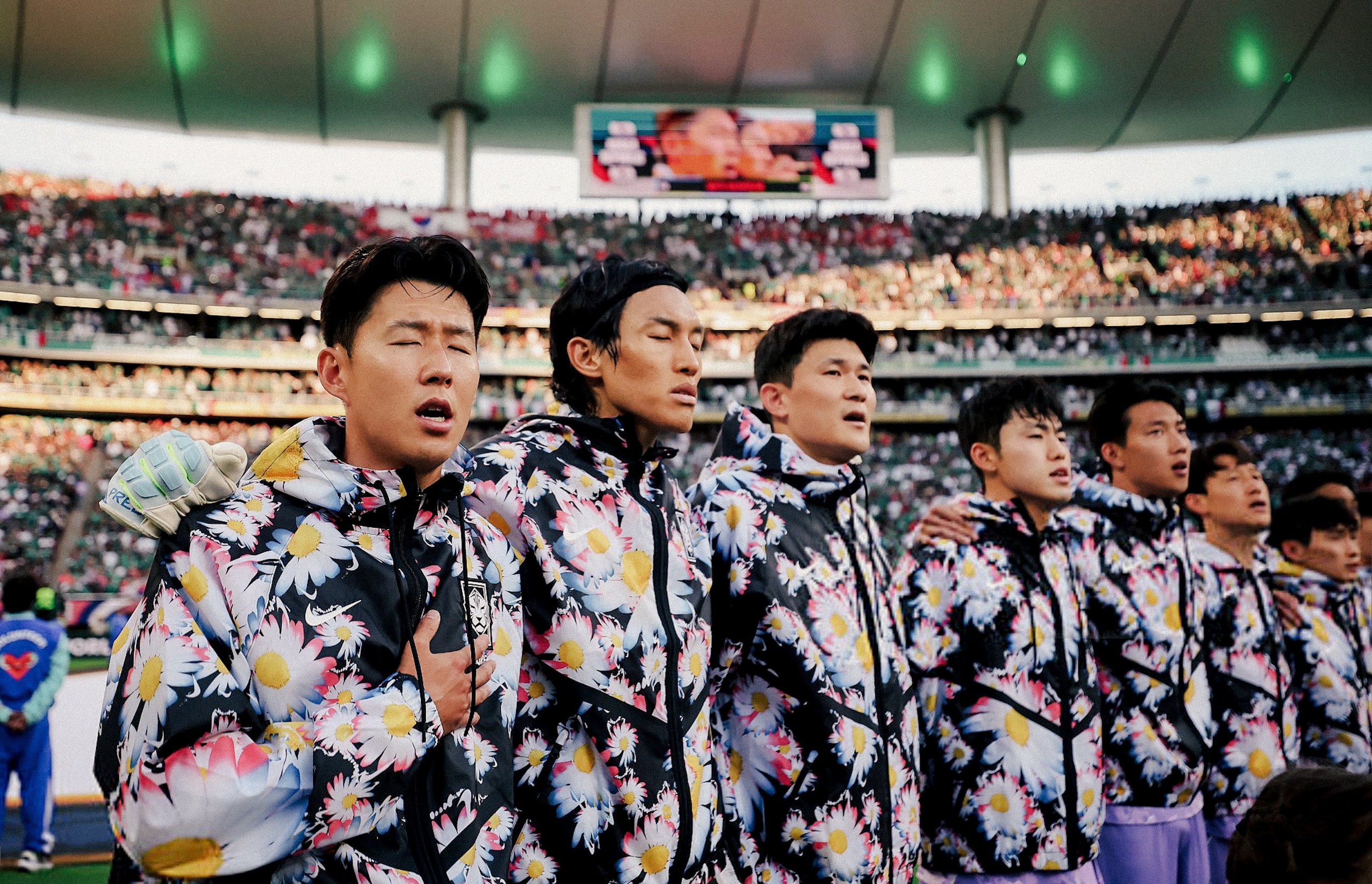 G-DRAGON biến áo đấu tuyển Hàn Quốc thành thời trang đường phố ở World Cup - Ảnh 1.