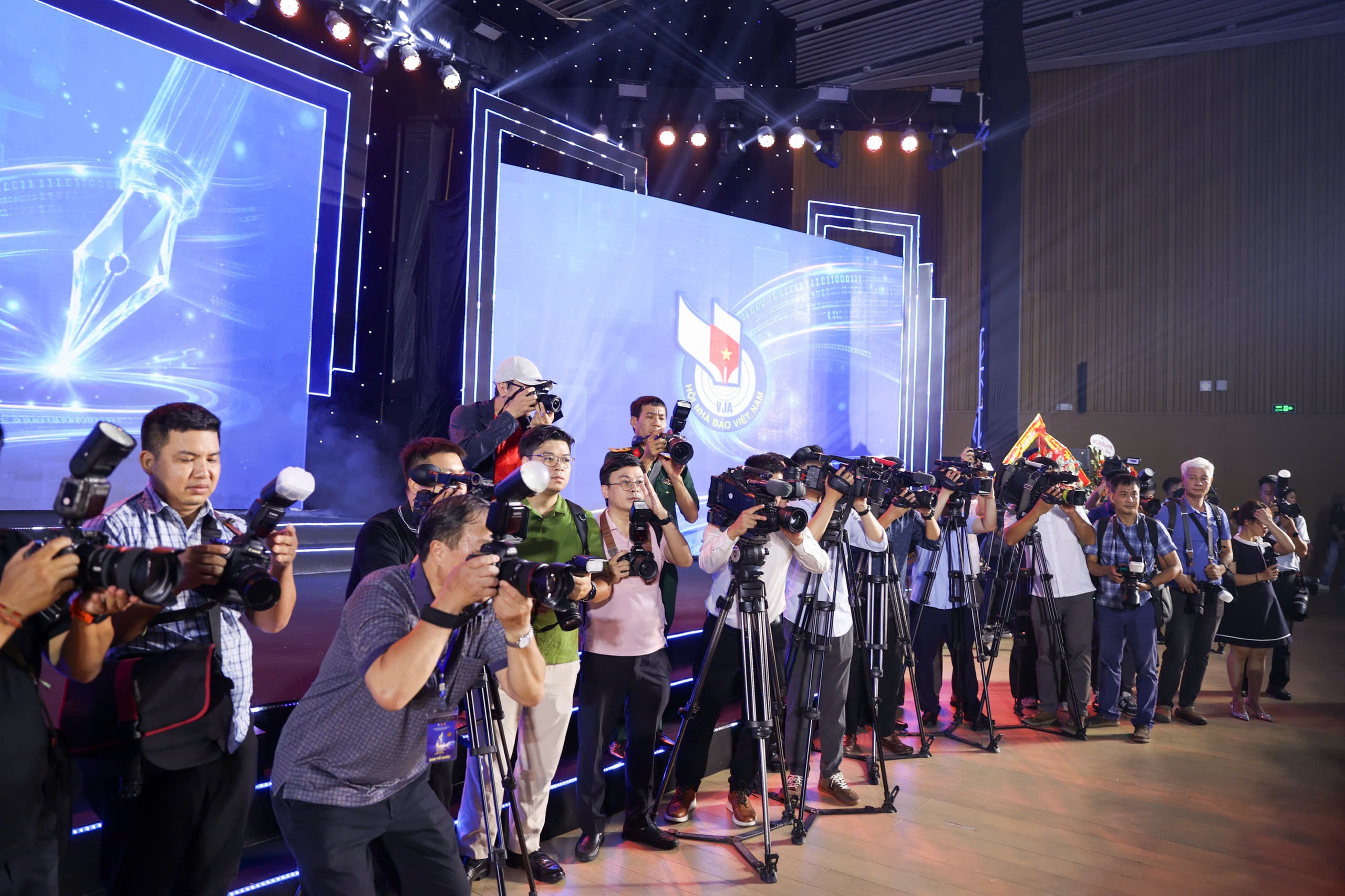 Chủ tịch Quốc hội Trần Thanh Mẫn tham quan không gian trưng bày tại Hội báo toàn quốc 2026 - Ảnh 4.