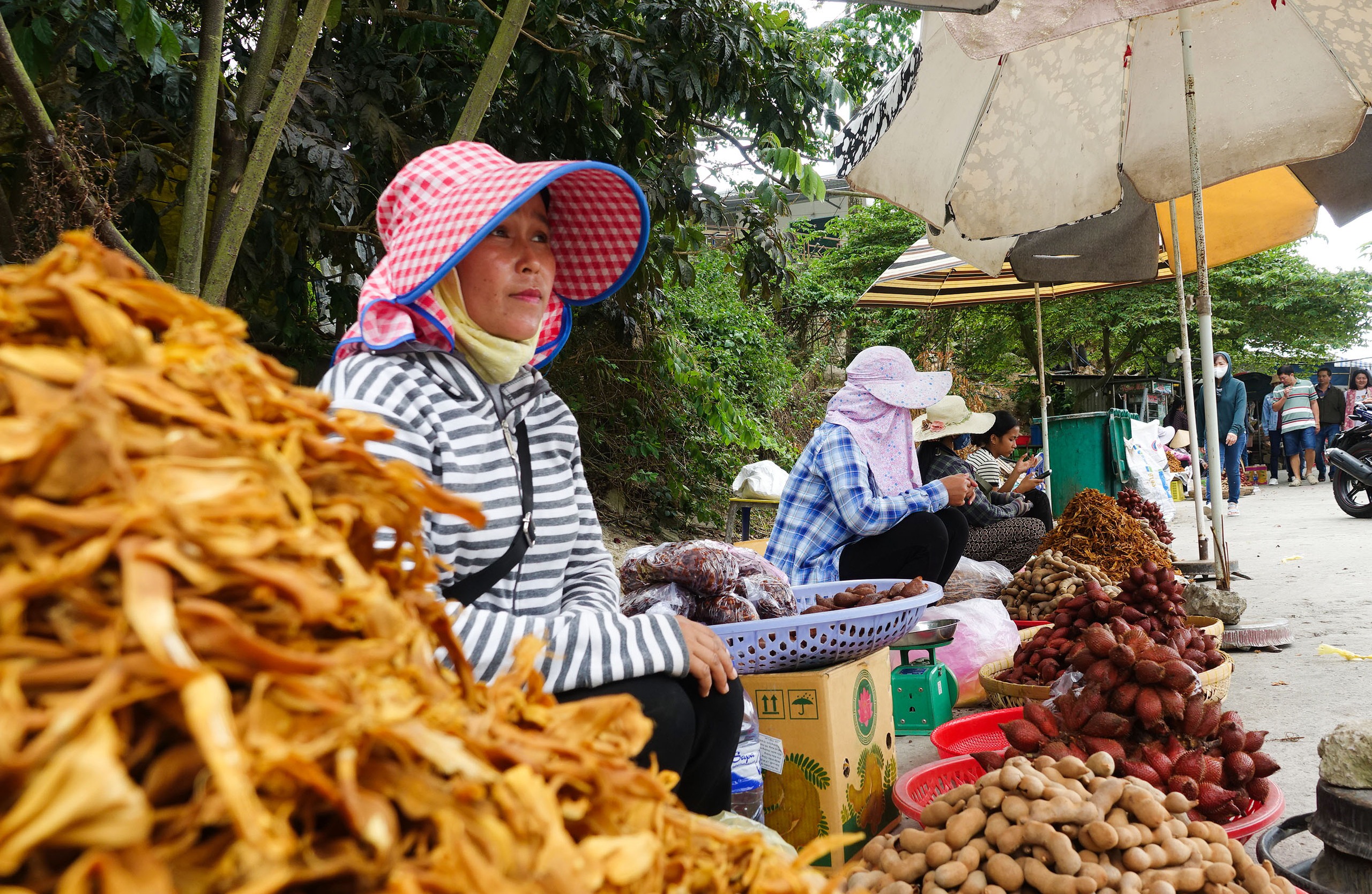Độc đáo ‘chợ mây’ trên đỉnh núi Cấm - Ảnh 1.