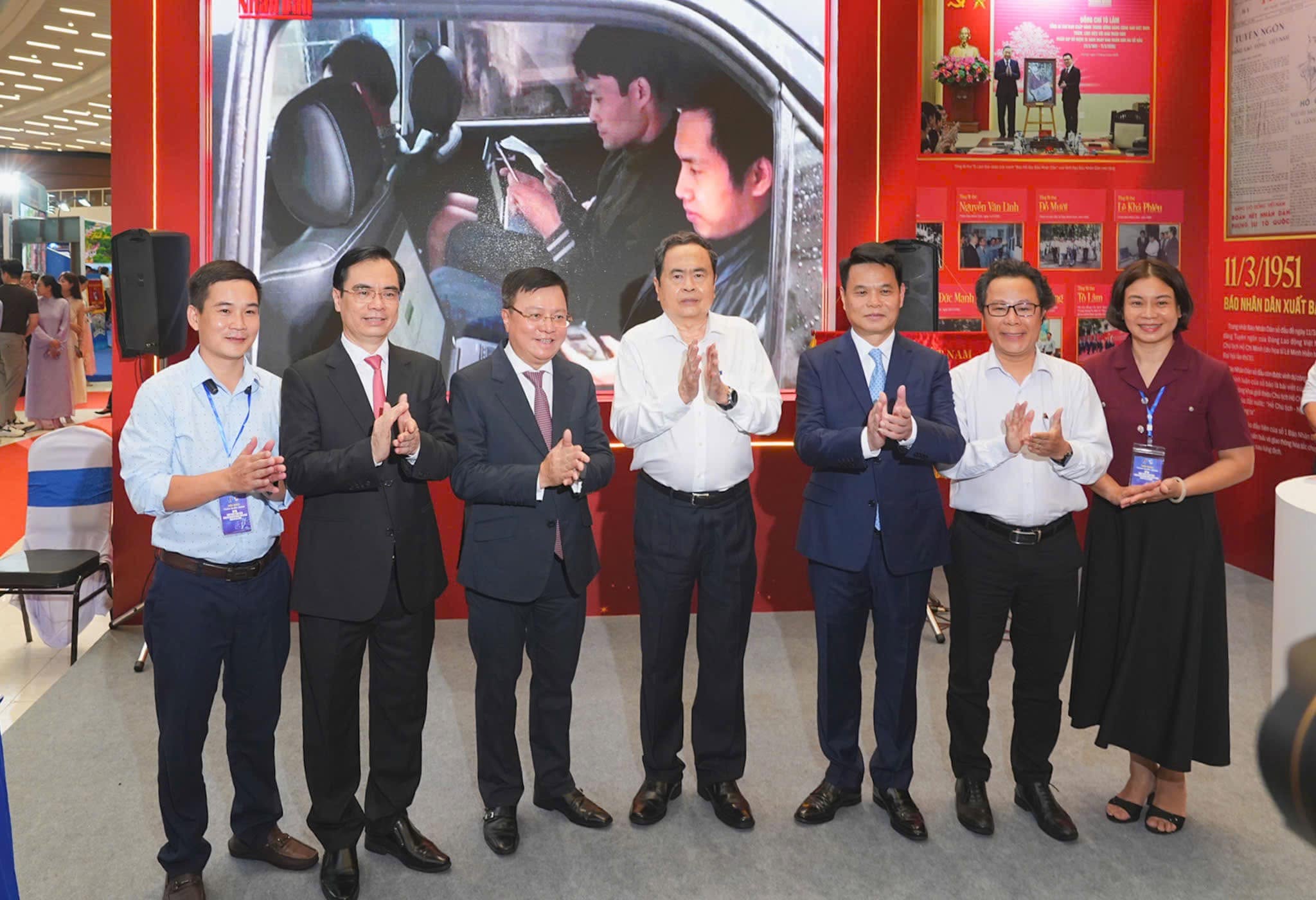 Chủ tịch Quốc hội Trần Thanh Mẫn tham quan không gian trưng bày tại Hội báo toàn quốc 2026 - Ảnh 3.