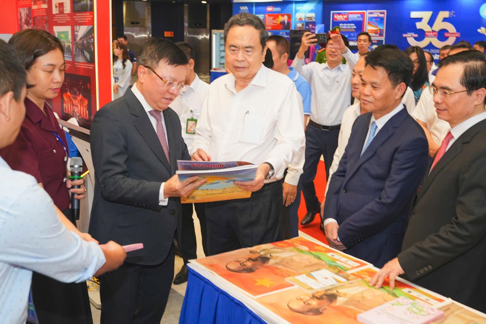 Chủ tịch Quốc hội Trần Thanh Mẫn tham quan không gian trưng bày tại Hội báo toàn quốc 2026 - Ảnh 2.