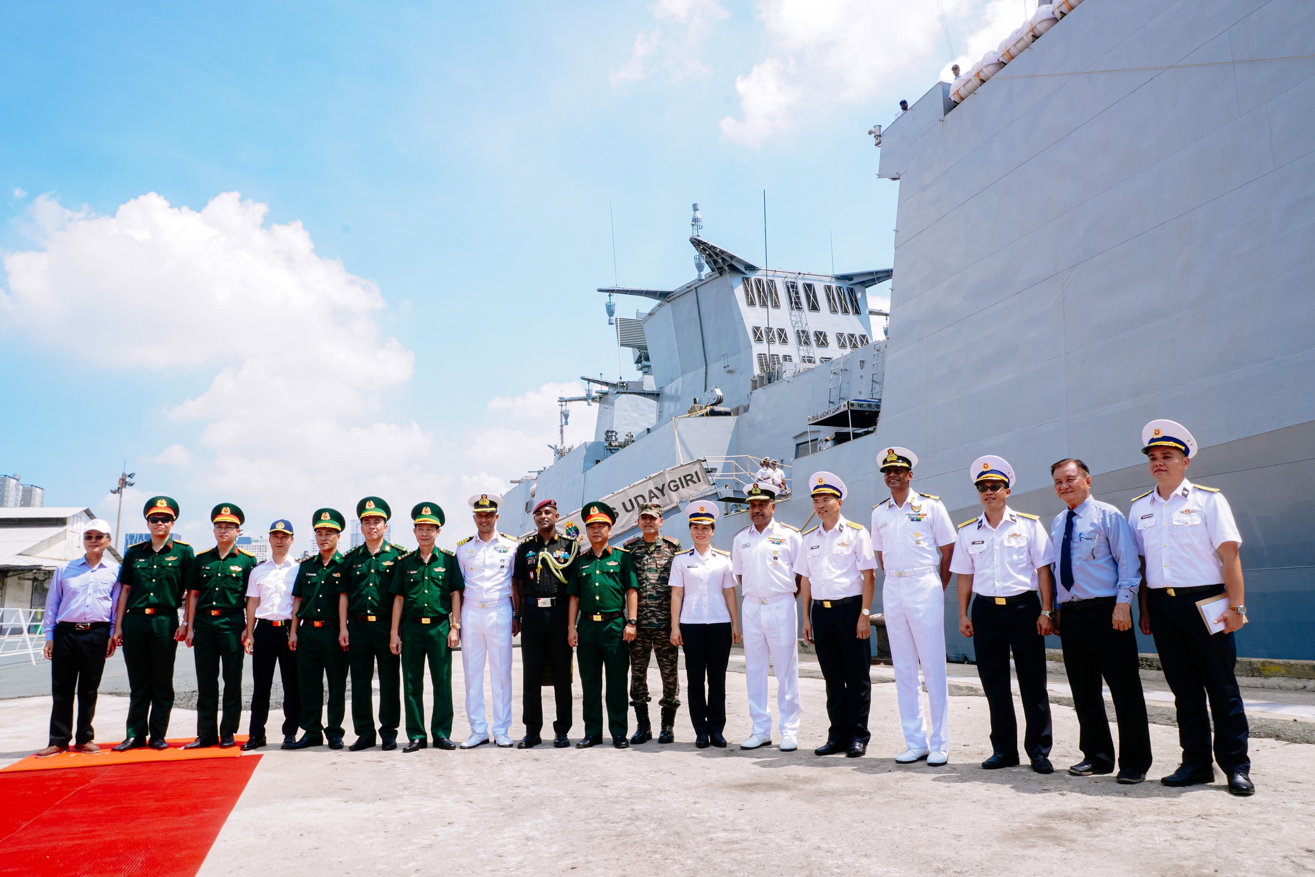 Chuẩn Đô đốc Ấn Độ: Người dân Ấn Độ luôn khâm phục sự kiên cường của Việt Nam - Ảnh 6. Chuẩn Đô đốc Ấn Độ: Người dân Ấn Độ luôn khâm phục sự kiên cường của Việt Nam - Ảnh 4.