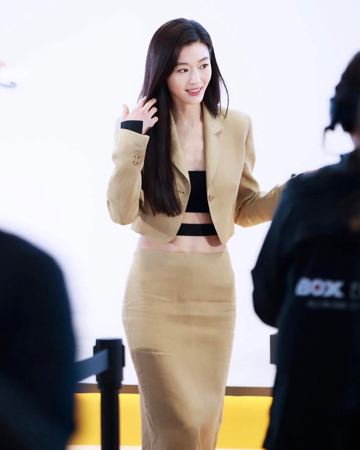 Khí chất sang trọng của 'mợ chảnh' Jun Ji Hyun - Ảnh 5.