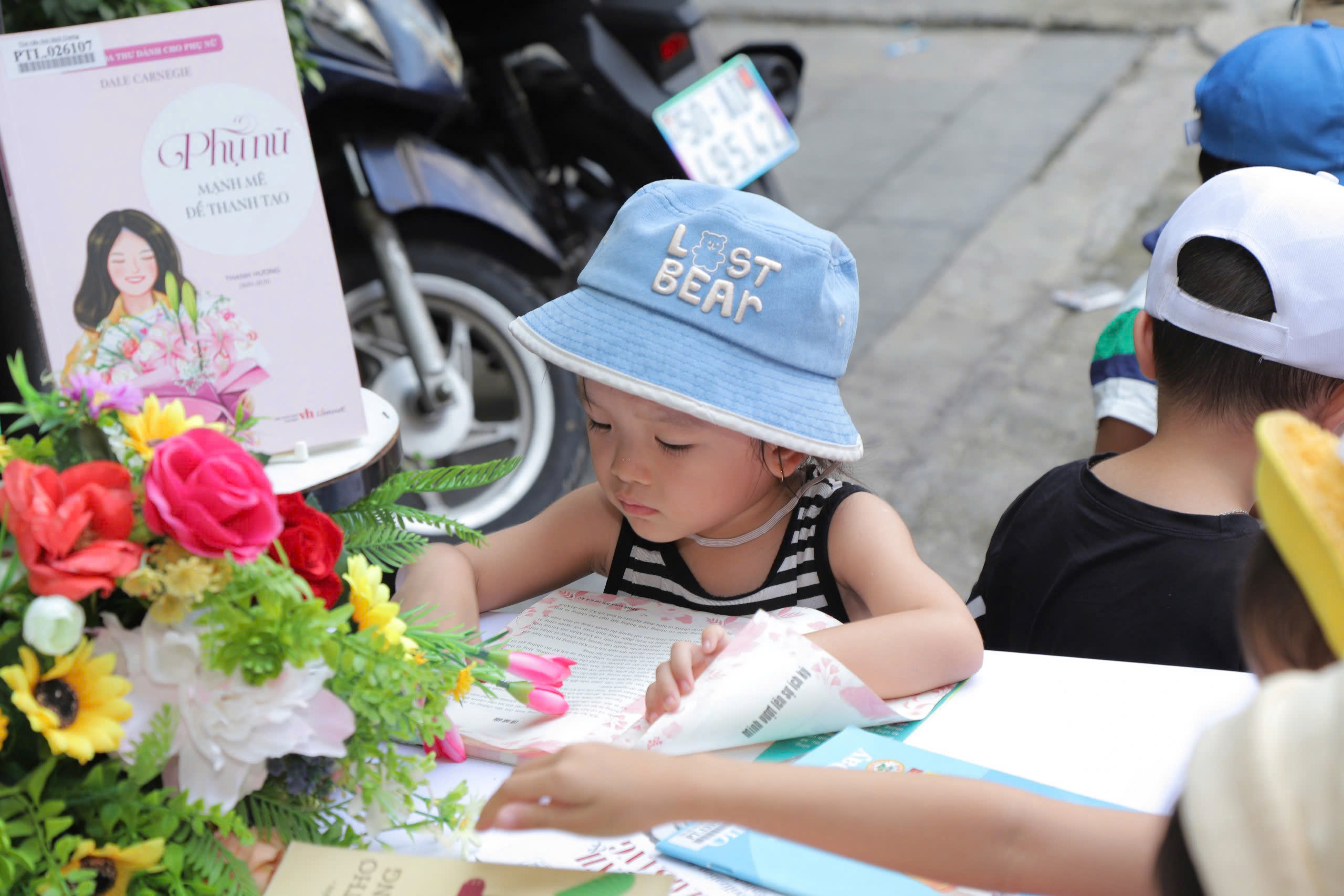 Tủ sách cộng đồng đến với công nhân, người lao động Bình Dương - Ảnh 2.