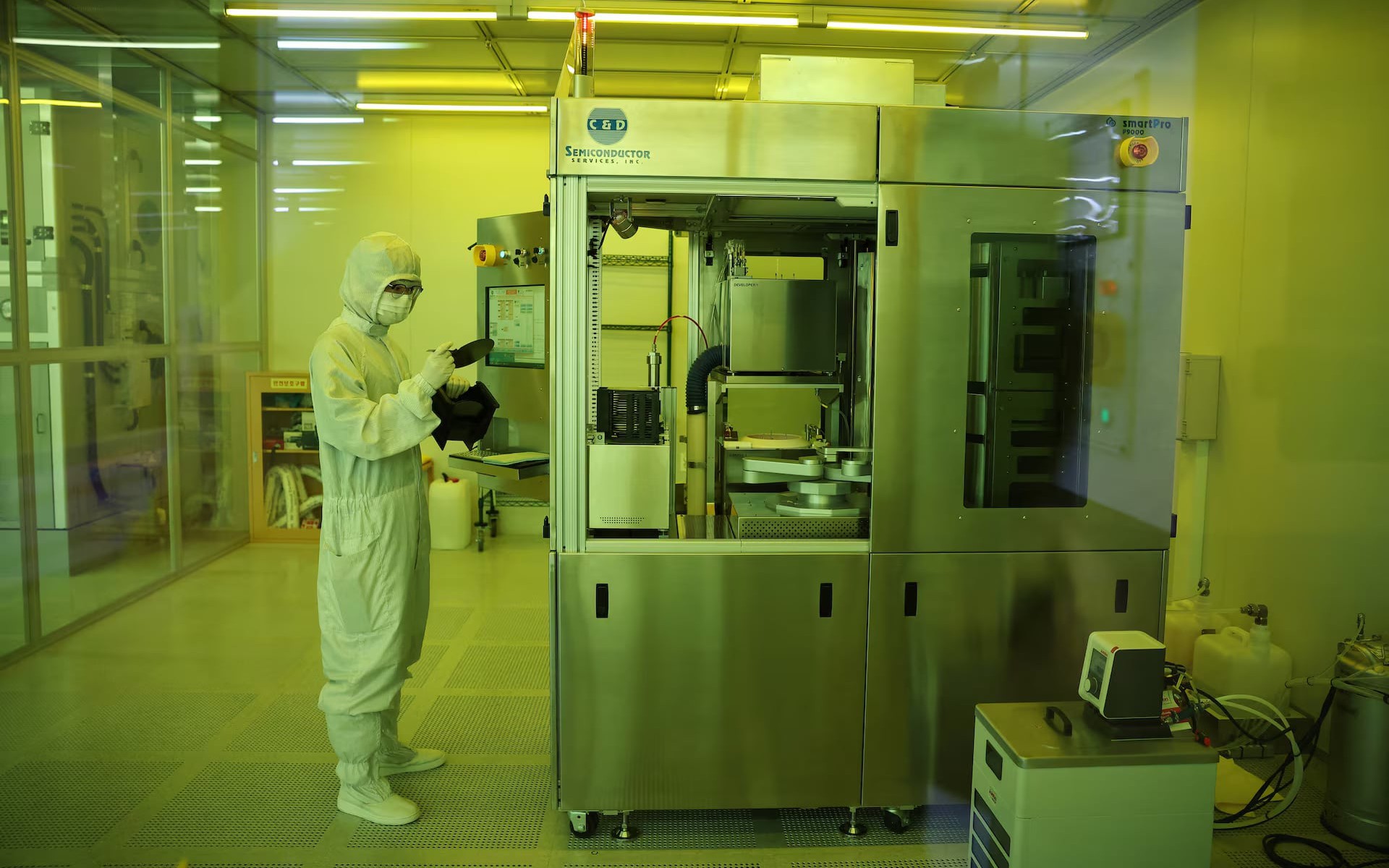 SK Hynix in talks with Intel about deal to make memory chips in the US for the first time, sources say- Ảnh 1.