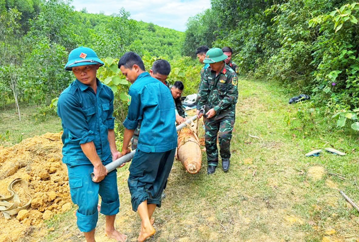 Đào móng xây trường tiểu học thấy quả bom 250kg chưa nổ - Ảnh 2.