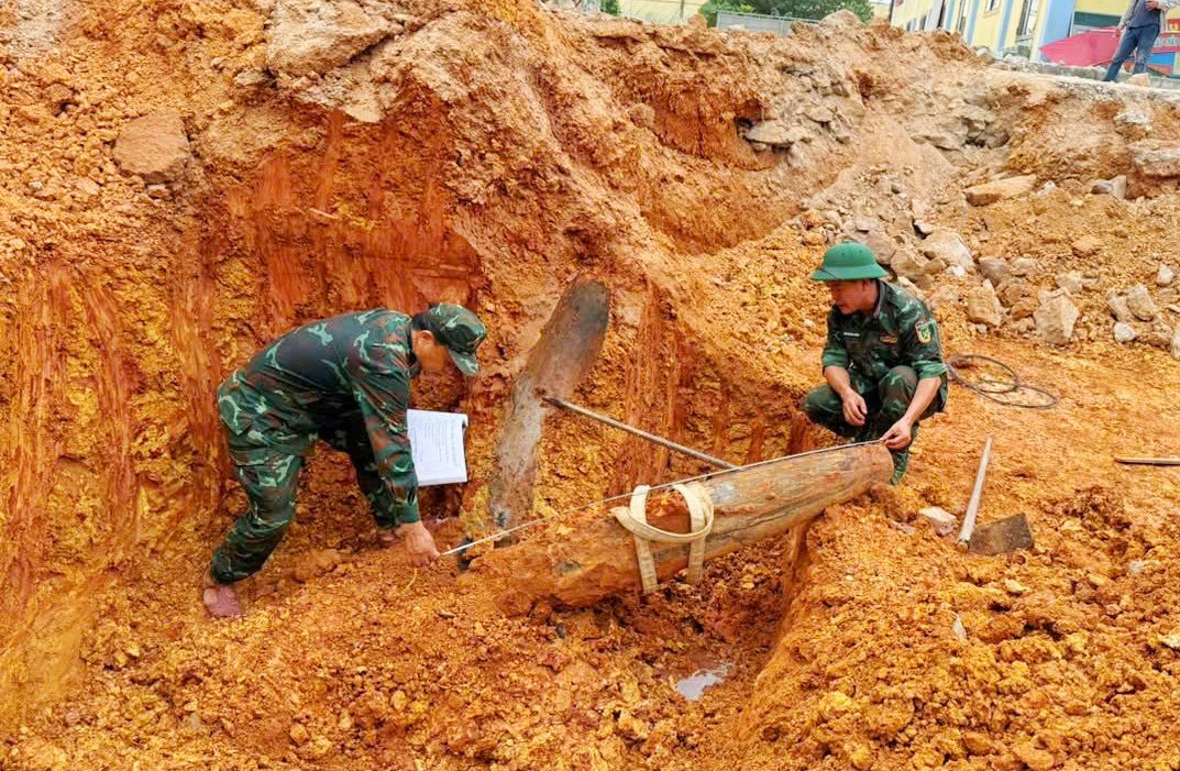 Đào móng xây trường tiểu học thấy quả bom 250kg chưa nổ - Ảnh 1.