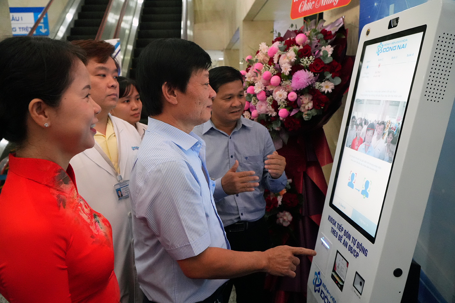 Bệnh viện đầu tiên ở Đồng Nai áp dụng hệ thống nhận diện sinh trắc học - Ảnh 1.