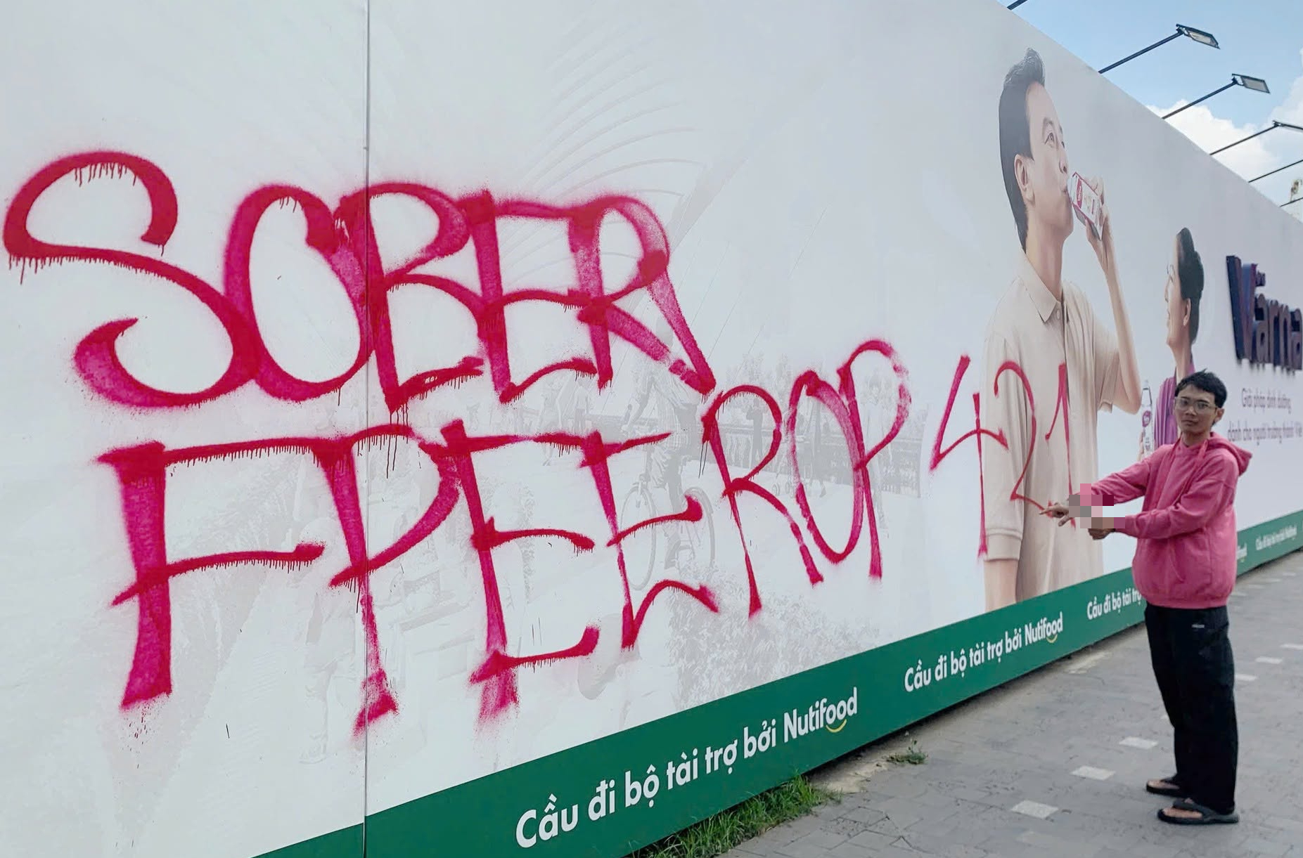 Ho Chi Minh City police charge man over graffiti damage at pedestrian bridge site - Ảnh 1.