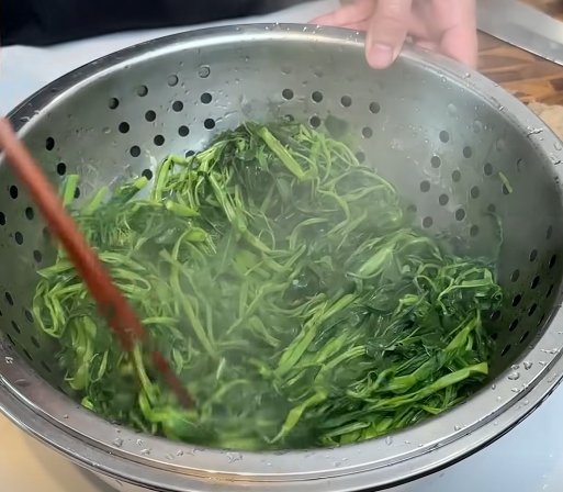 Bữa cơm sinh viên dưới 100.000 đồng cho 4 người ăn của Lê Anh Nuôi gây chú ý - Ảnh 4.