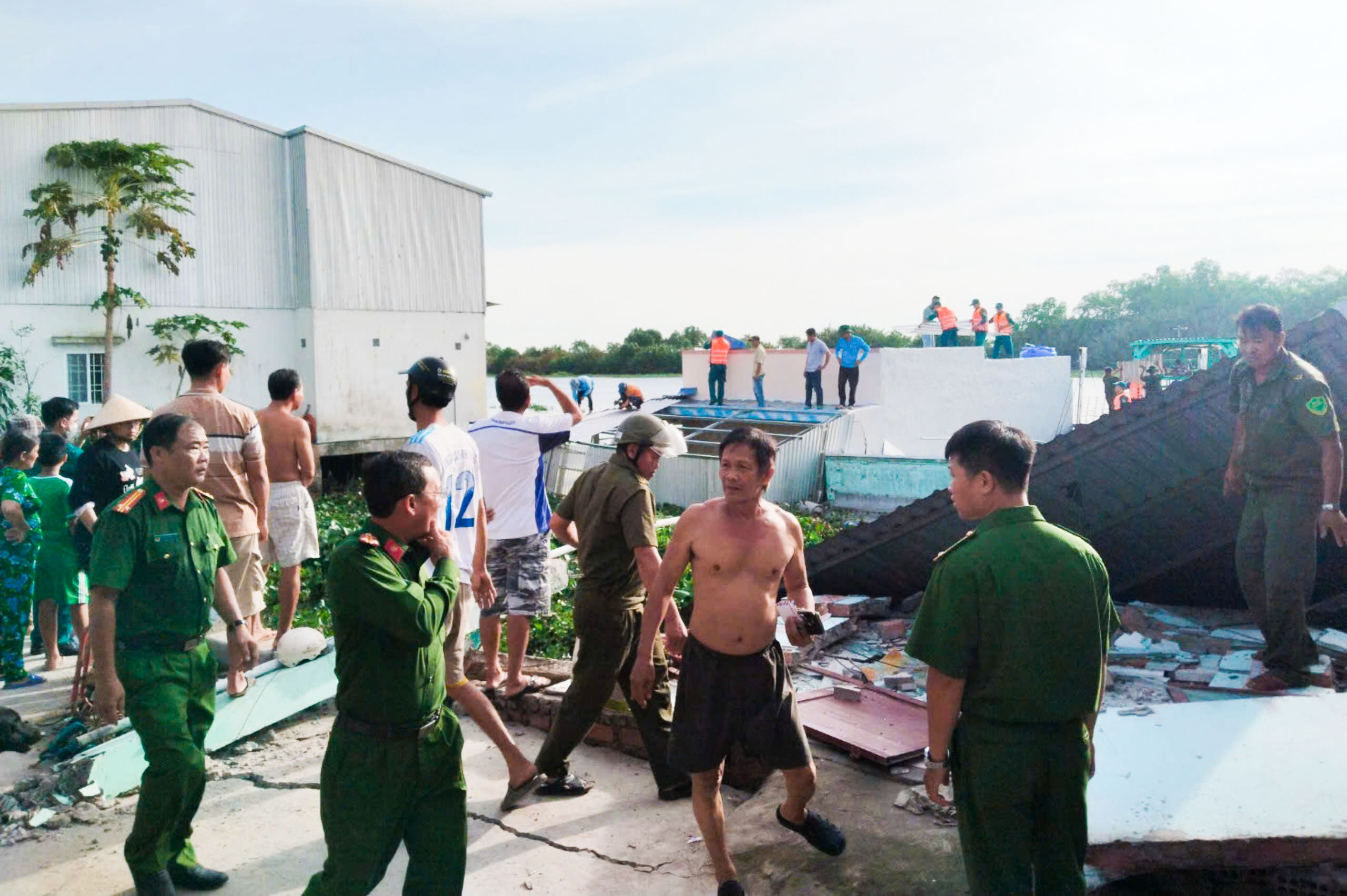 Sạt lở An Giang gây thiệt hại nặng , 3 căn nhà trôi xuống sông ở vĩnh hòa - Ảnh 1.