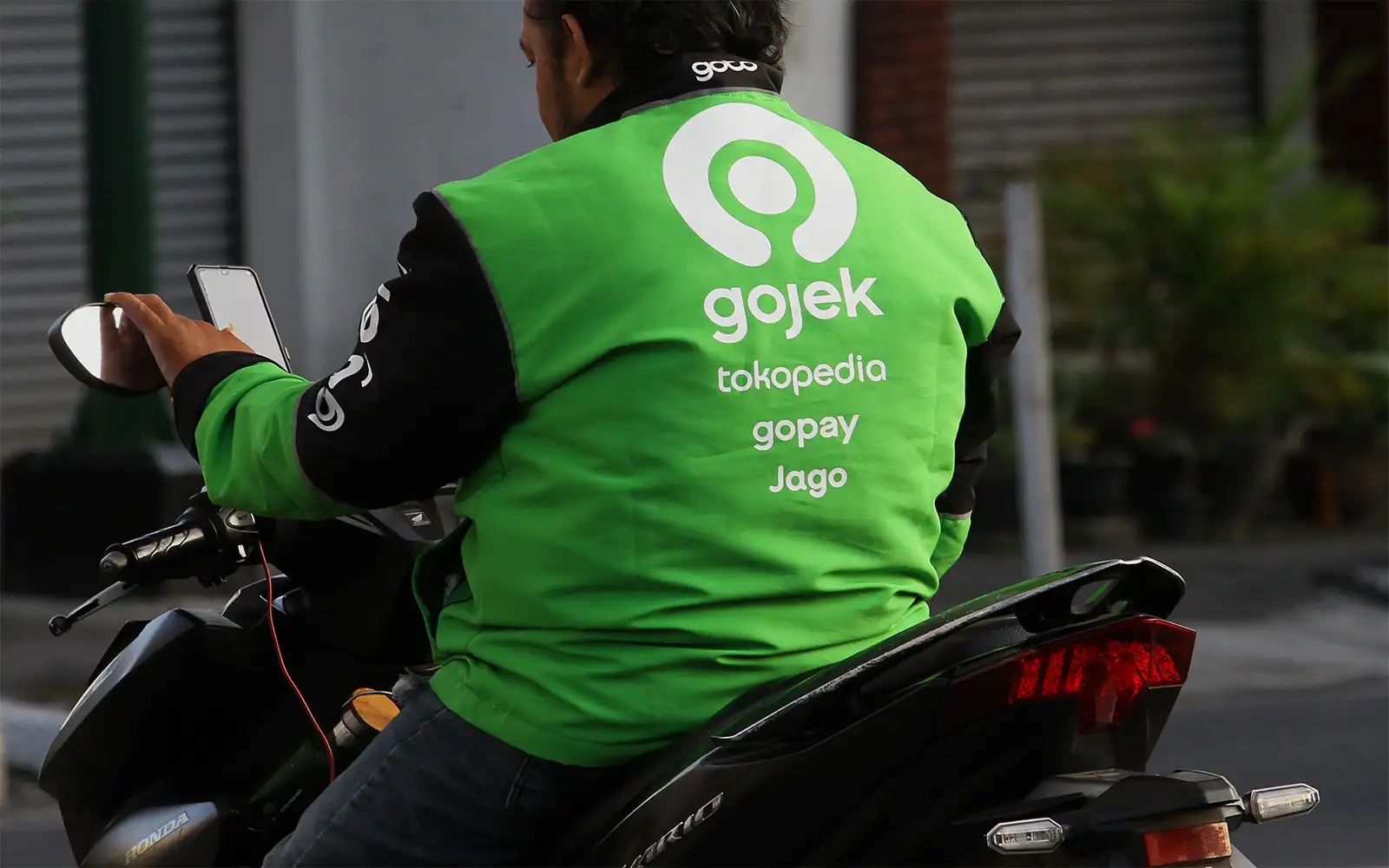 Cái giá để Grab và GoTo được ở lại Indonesia - Ảnh 1.