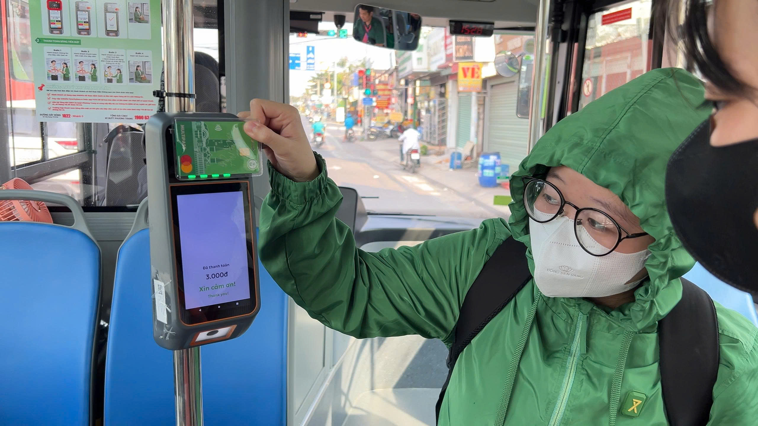Người dân mua vé tập xe buýt nay được miễn phí, đổi trả ra sao? - Ảnh 1.