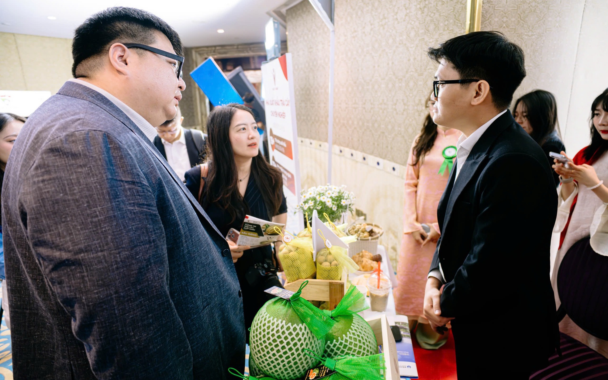 Vietnam seeks to be featured country in China's trade promotion initiative - Ảnh 1.