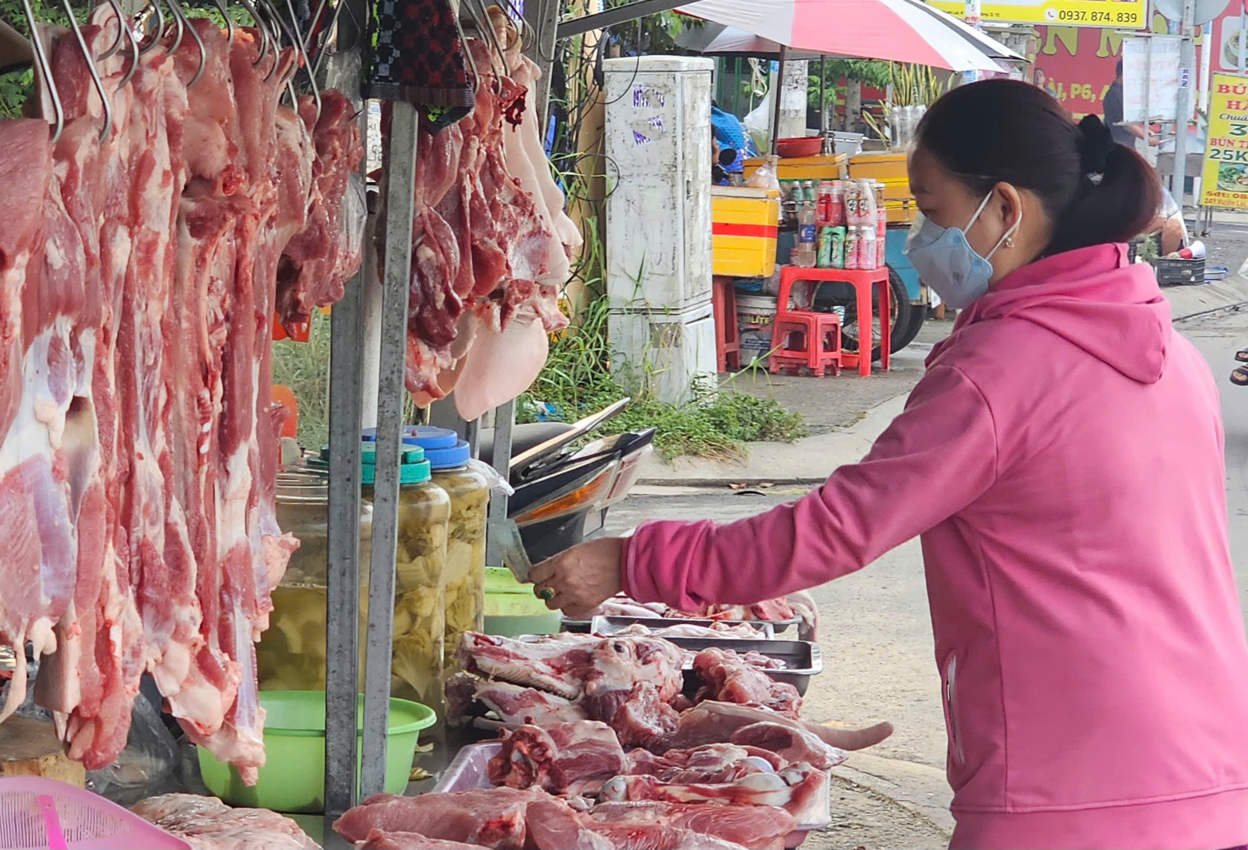 Thị trường hàng hóa TP.HCM ngày 25 - 6: Giá rau củ tăng do Mưa nhiều - Ảnh 2.