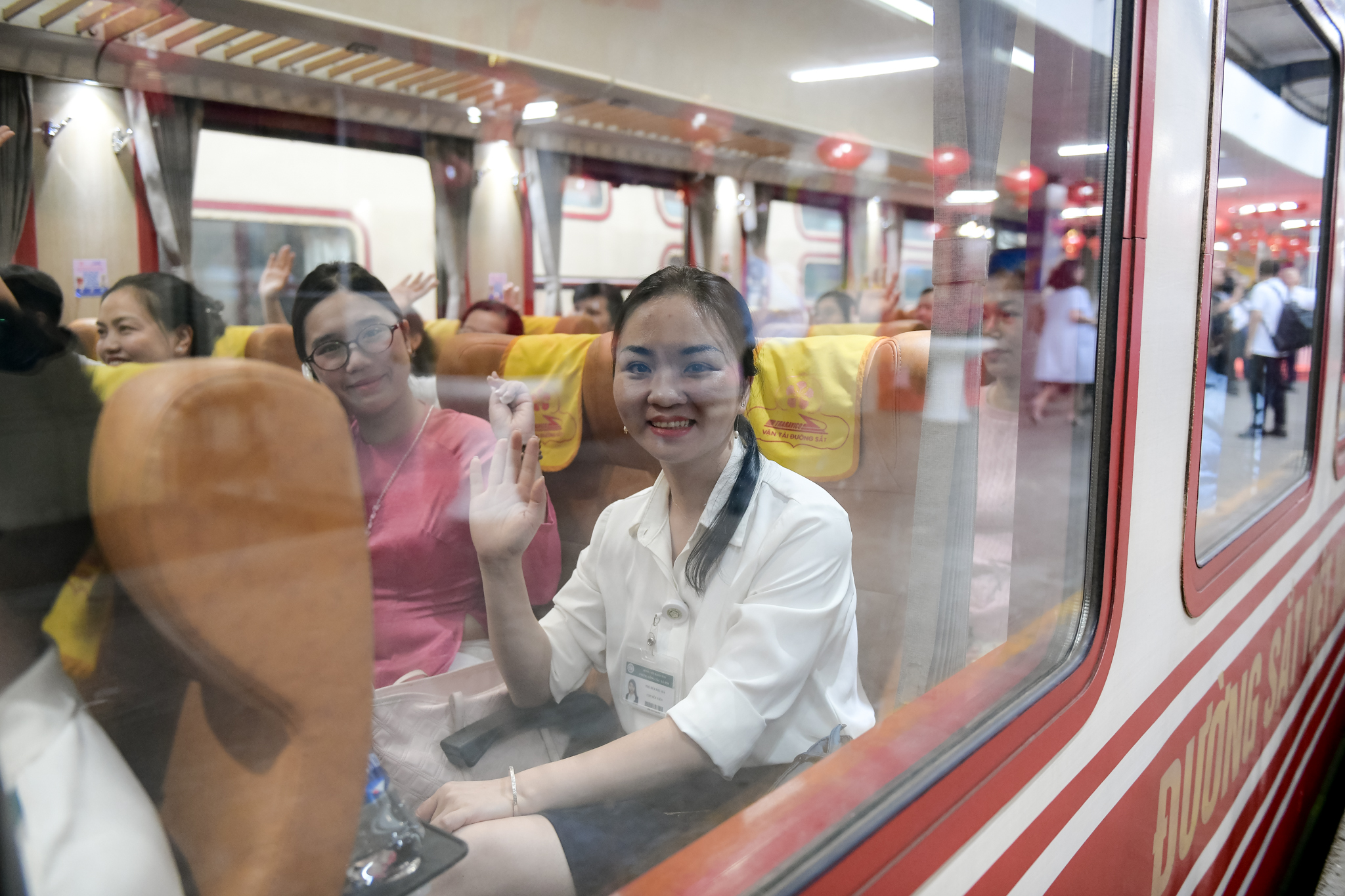 Lần đầu tiên vận hành 'chuyến tàu Bạch Mai' đưa y bác sĩ làm việc giữa Hà Nội và Ninh Bình - Ảnh 4.