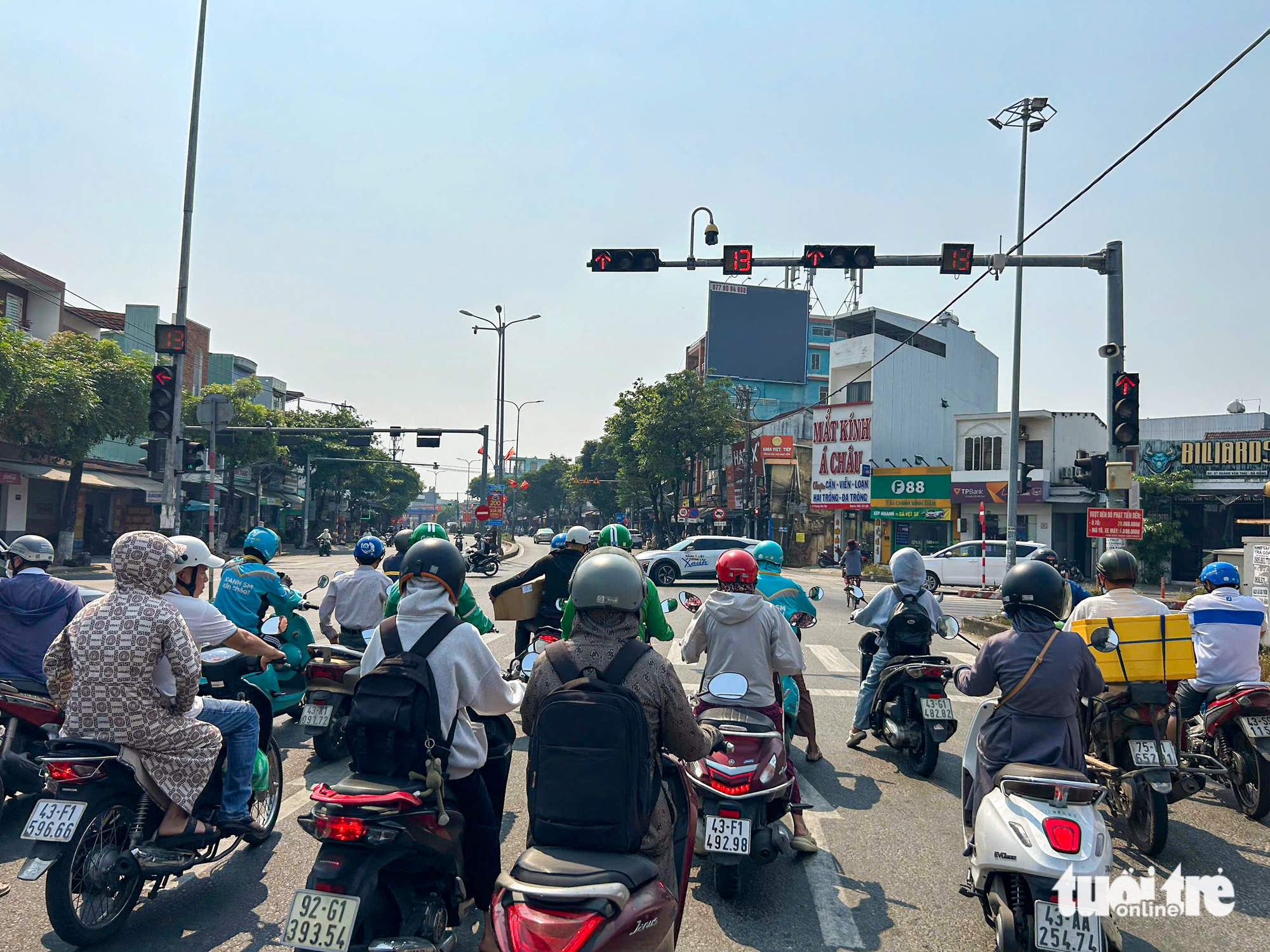 Nhọc nhằn mưu sinh trên công trường xây dựng nắng như đổ lửa - Ảnh 4.