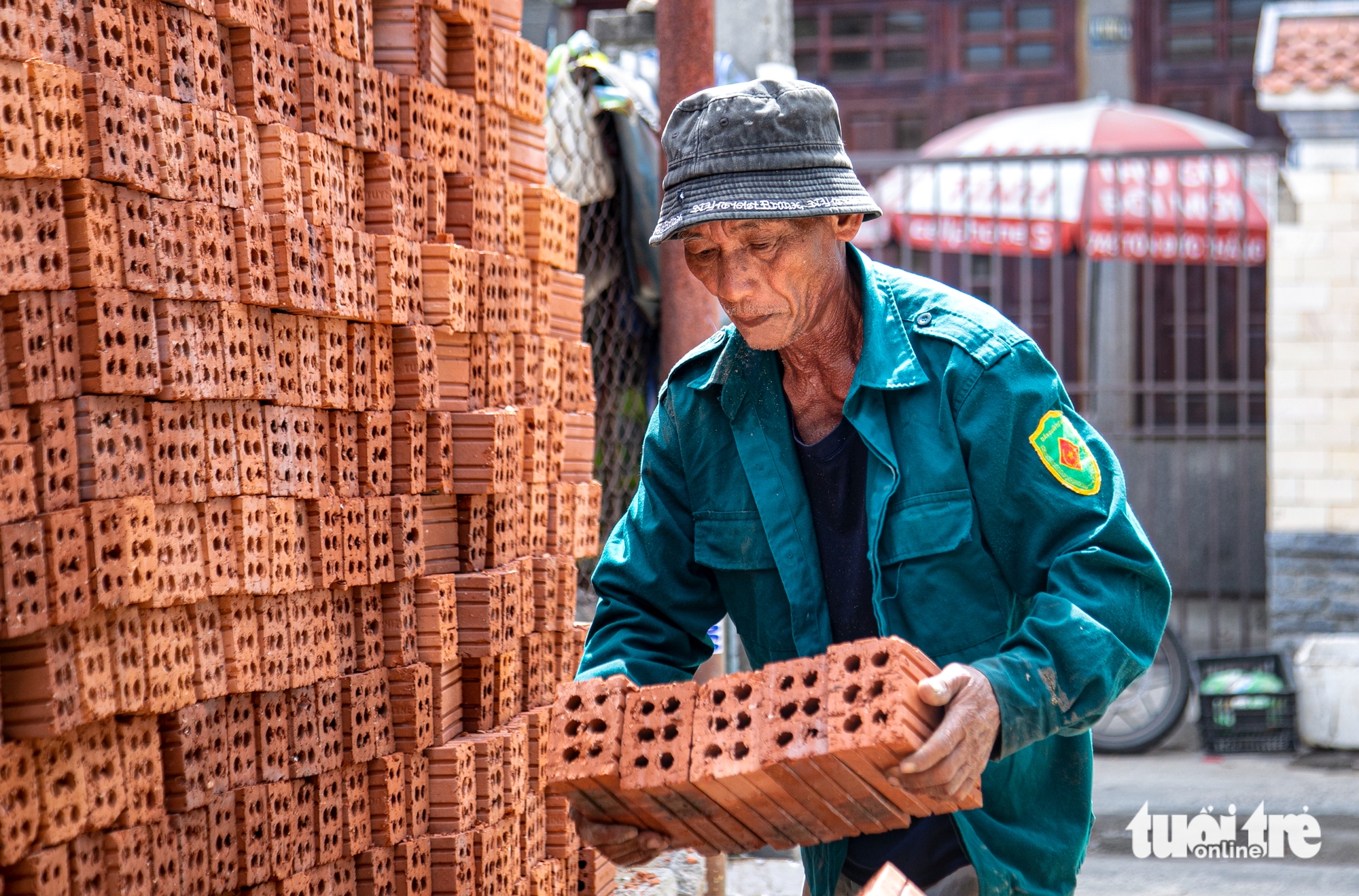 Da Nang builders brave near 40°C heat to earn a living- Ảnh 3.