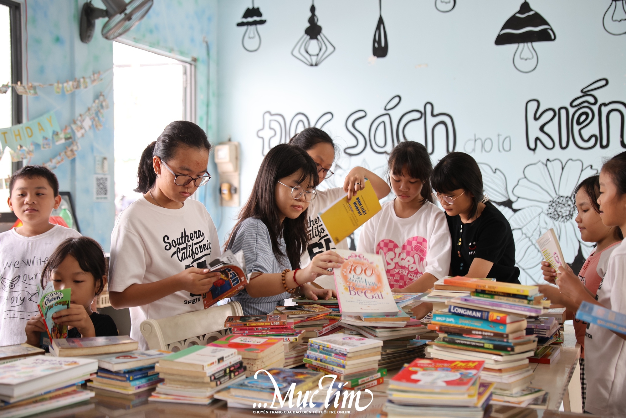 Khởi động trao tủ sách Khăn Quàng Đỏ tại phường An Phú Đông - Ảnh 2.