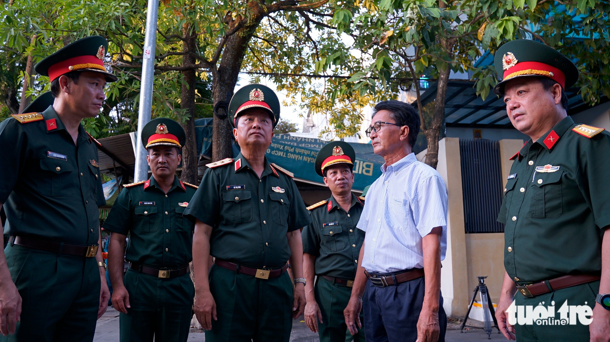 Cận cảnh quân đội dùng ra đa tìm liệt sĩ hi sinh ở Huế - Ảnh 6.