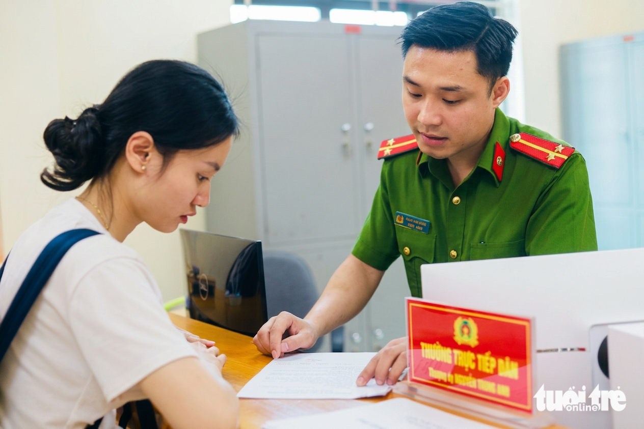 Vì sao Bộ Công an đưa nhiều thủ tục hành chính về công an cấp xã? - Ảnh 2.