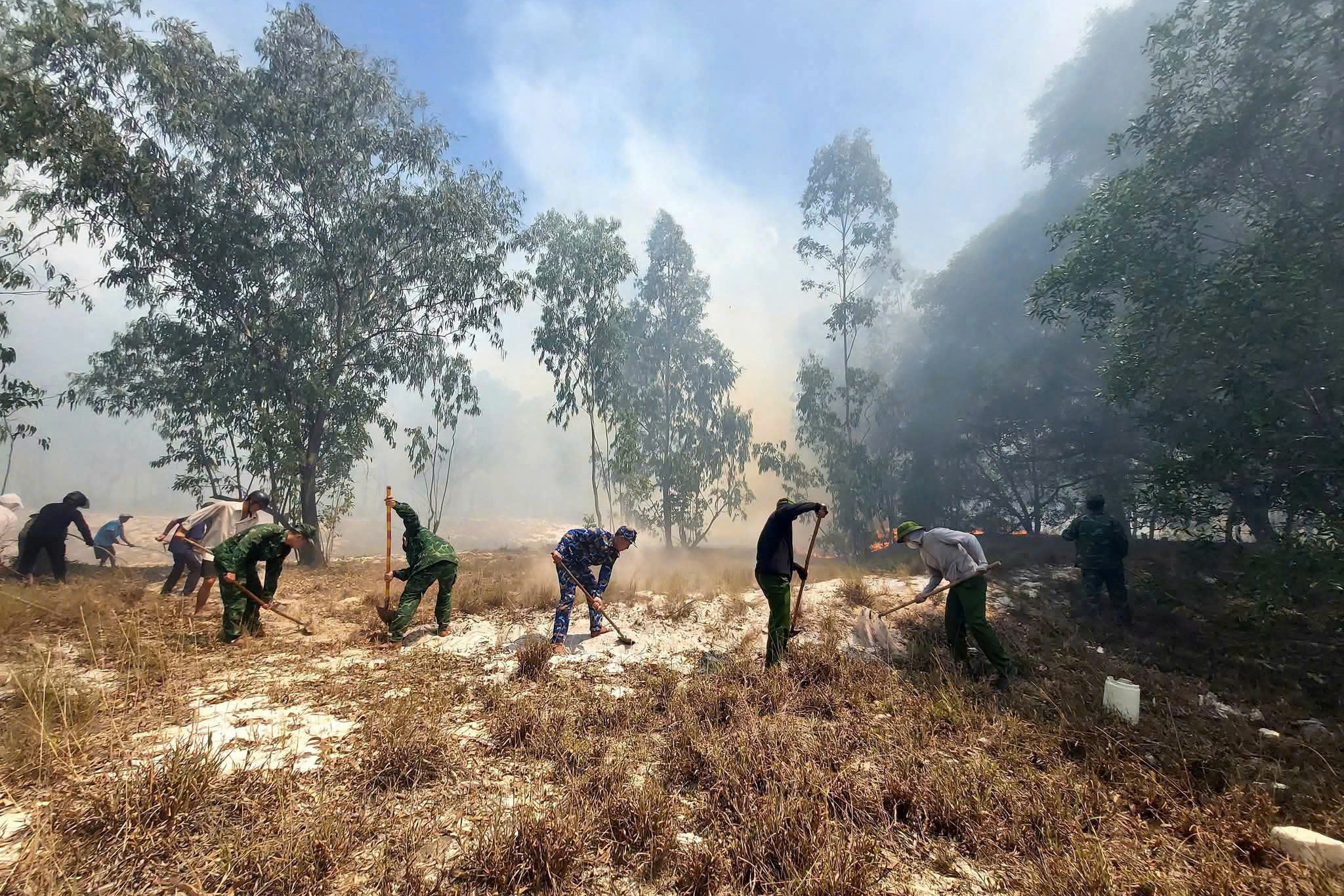 Thousands battle 2-day forest fire in Vietnam’s Quang Tri - Ảnh 4.