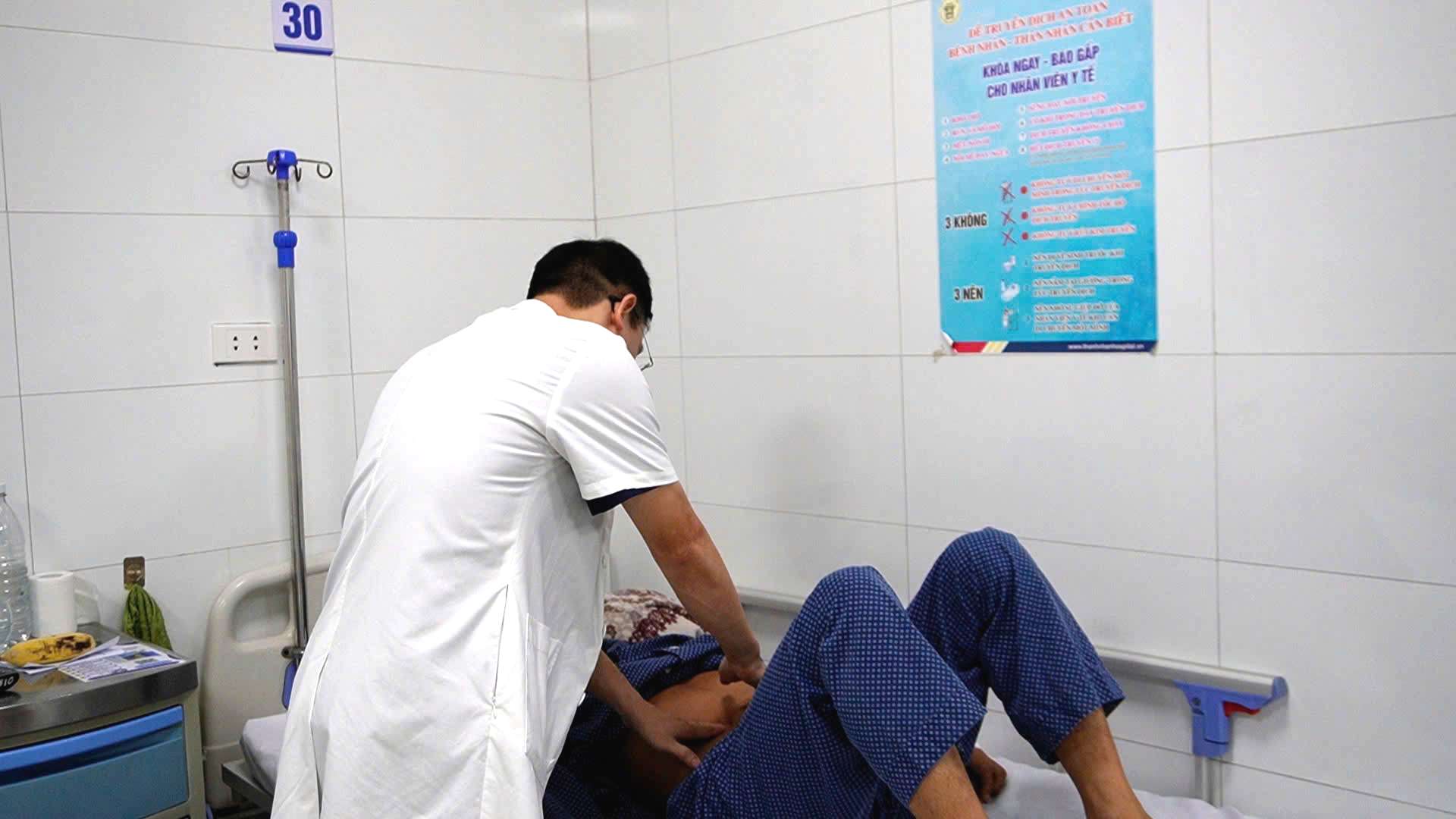 Suýt hoại tử ruột nghi do tập gập bụng - Ảnh 1.