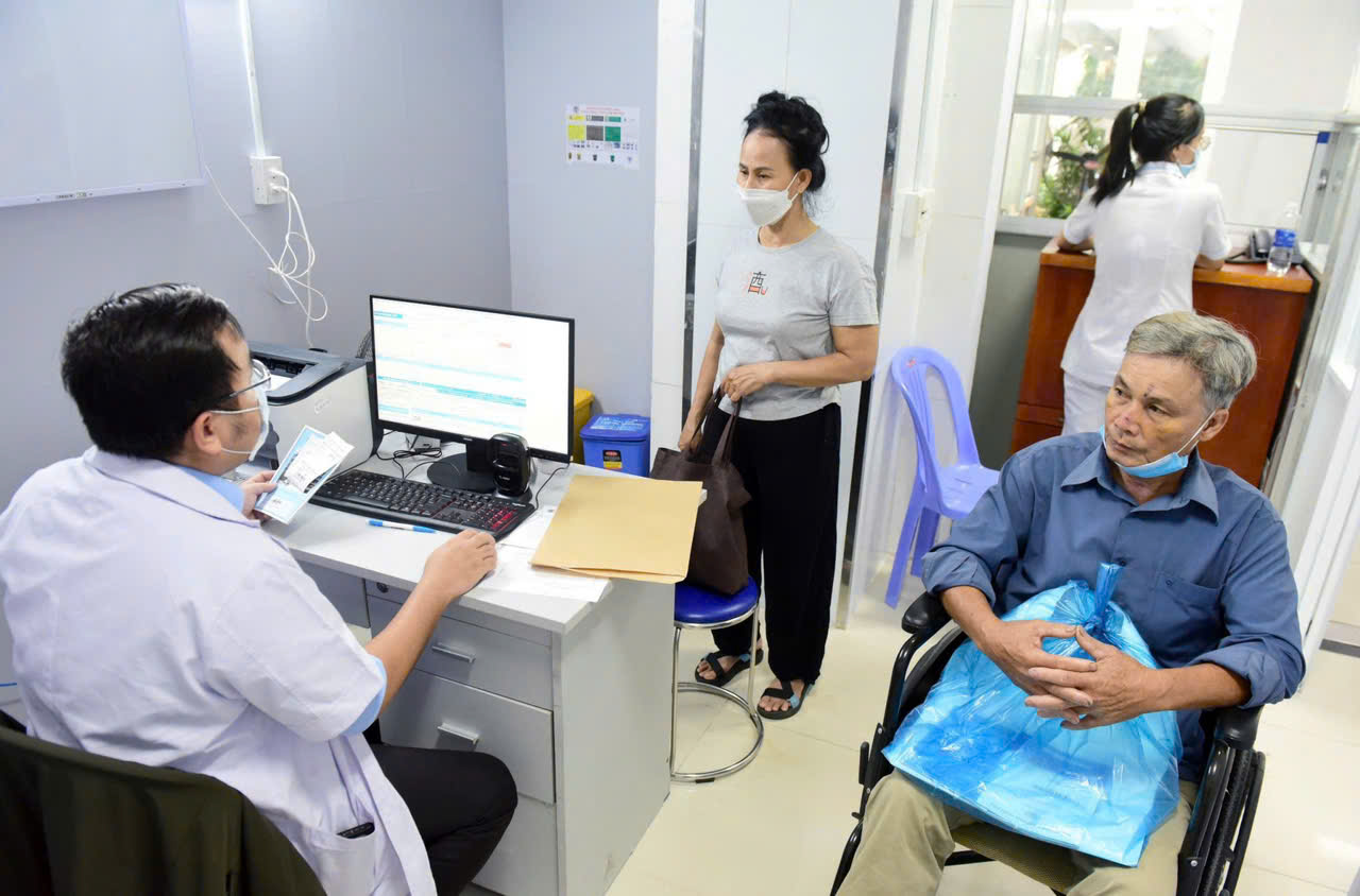 Từ 1-7, không phải khám ngoại trú ở bất kỳ bệnh viện nào cũng được BHYT thanh toán 50% - Ảnh 1.