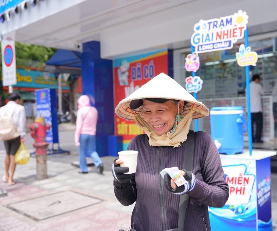 Long Châu mở hơn 1.000 trạm giải nhiệt toàn quốc, tiếp sức người lao động giữa 'chảo lửa' mùa hè - Ảnh 4.