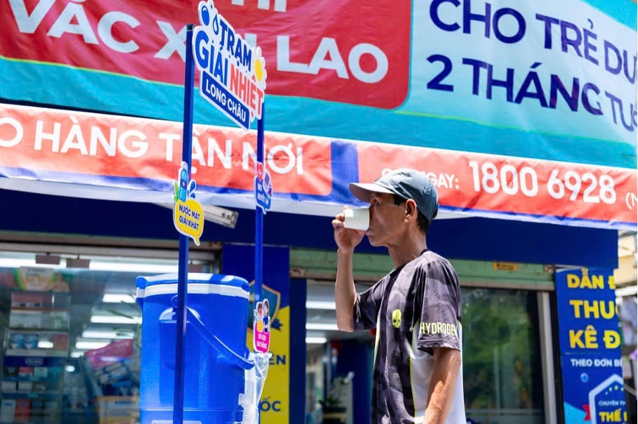 Long Châu mở hơn 1.000 trạm giải nhiệt toàn quốc, tiếp sức người lao động giữa 'chảo lửa' mùa hè - Ảnh 3.