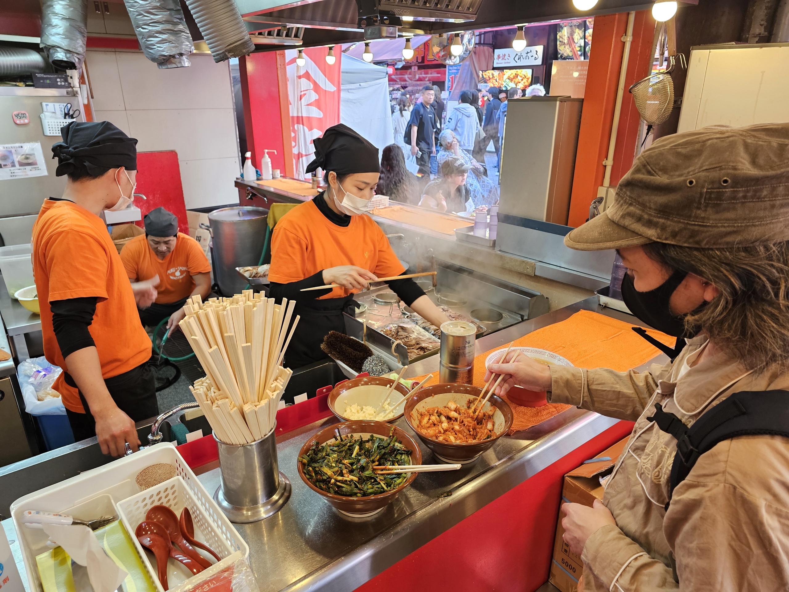 In Japan's restaurants, Vietnamese workers become a familiar presence- Ảnh 2.