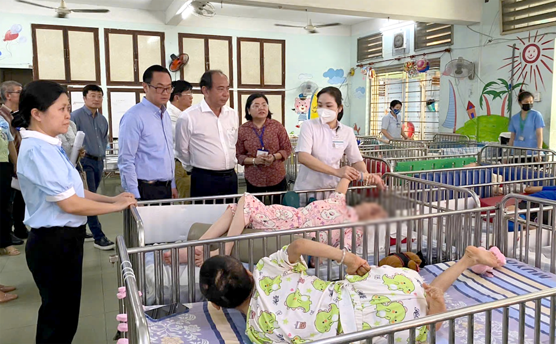 Các trung tâm bảo trợ xã hội nói gì khi phải đưa người yếu thế đến tận bệnh viện khám? - Ảnh 1.