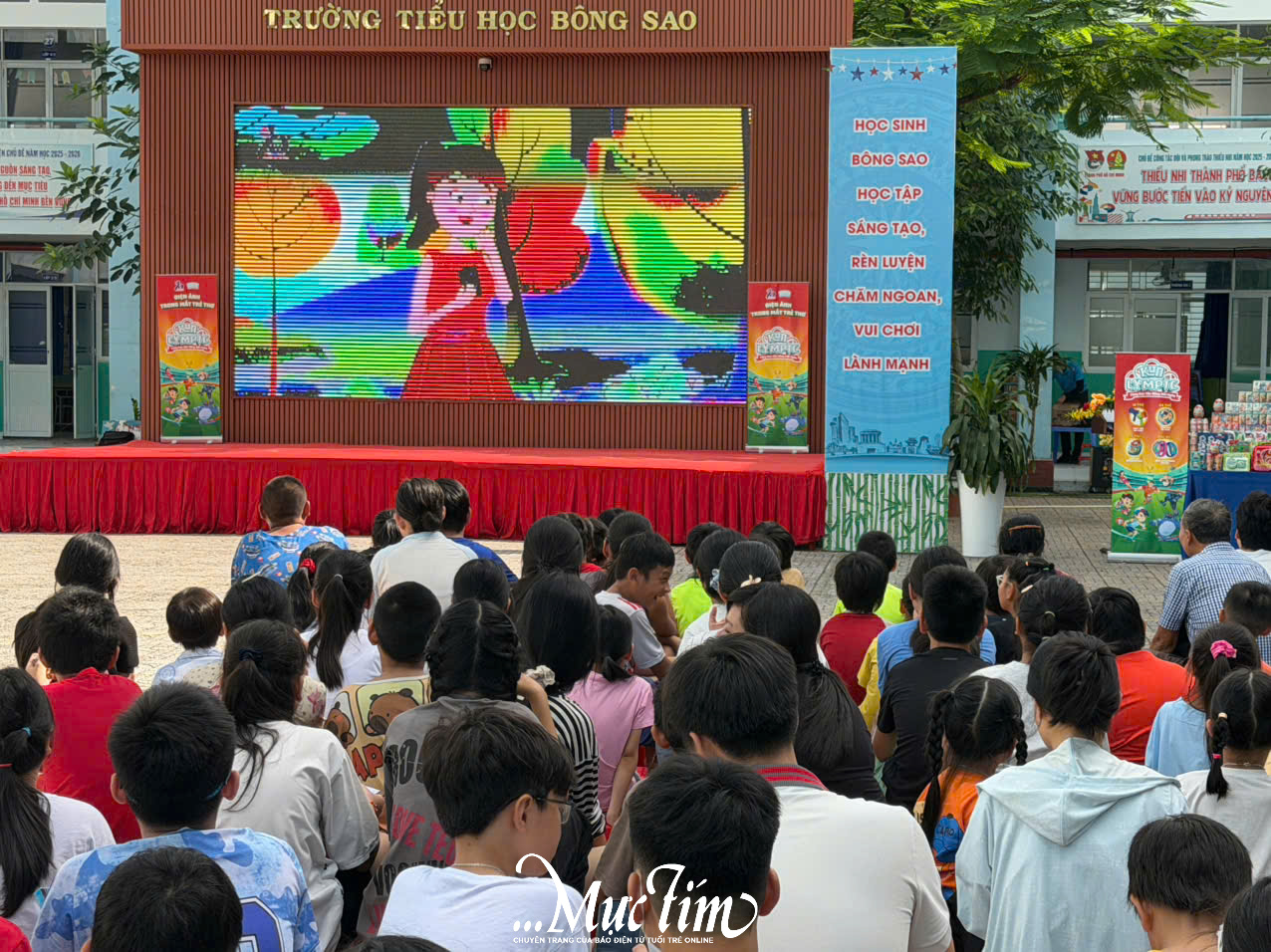 200 thiếu nhi phường Bình Đông cùng xem phim điện ảnh giữa sân trường - Ảnh 1.