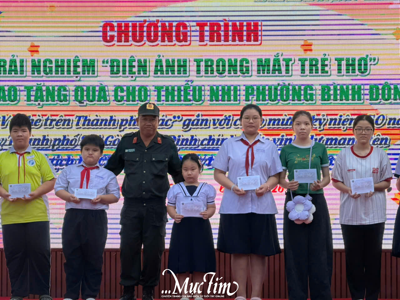200 thiếu nhi phường Bình Đông cùng xem phim điện ảnh giữa sân trường - Ảnh 2.