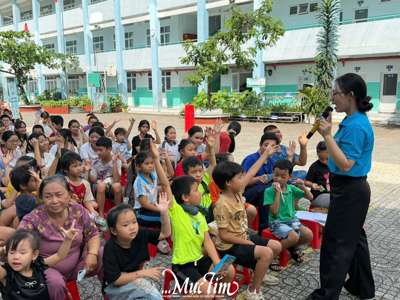 200 thiếu nhi phường Bình Đông cùng xem phim điện ảnh giữa sân trường - Ảnh 3.