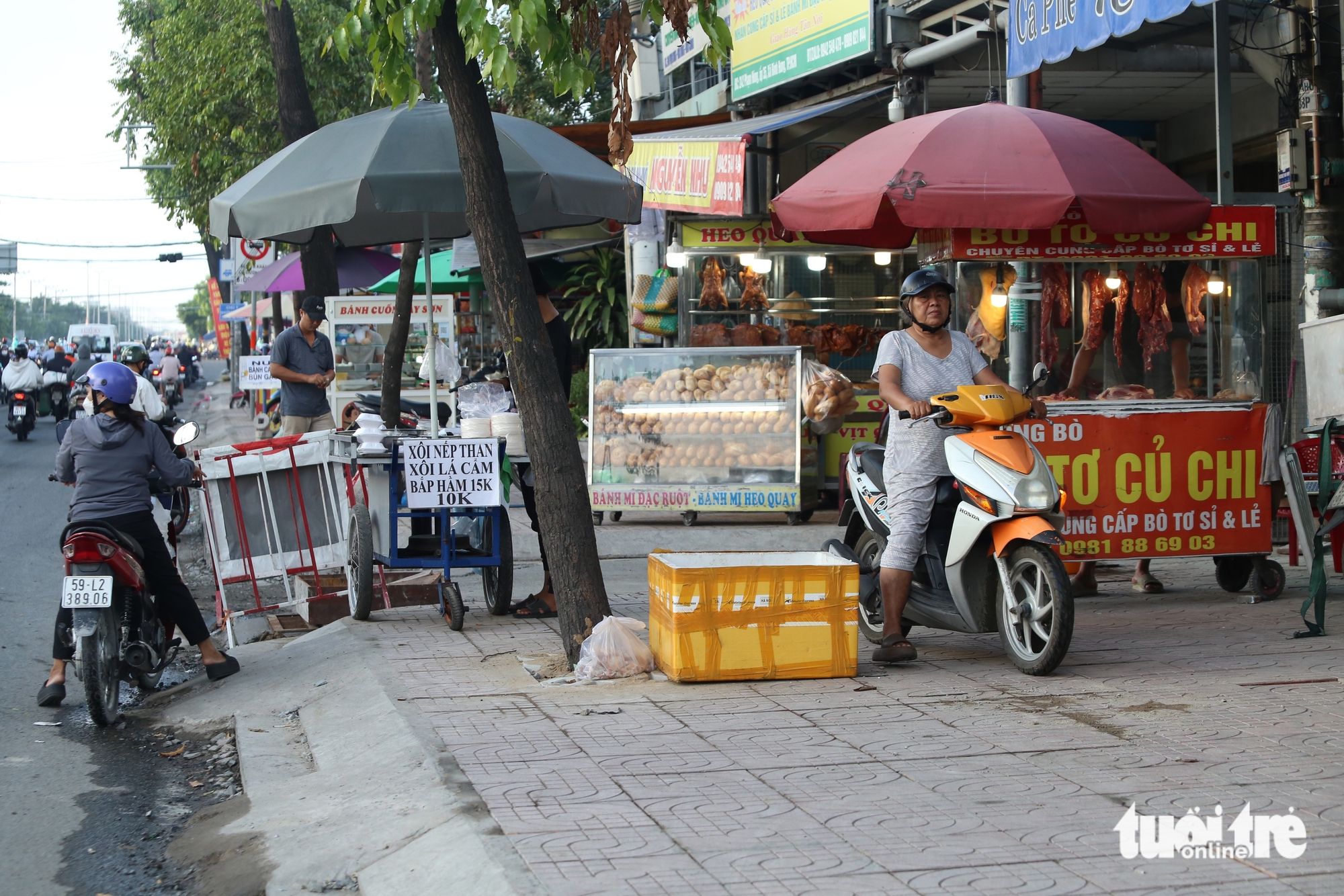 Vỉa hè ở xã Bình Hưng, Tân Vĩnh Lộc, Vĩnh Lộc bị tái chiếm, lực lượng chức năng tăng cường xử lý - Ảnh 1.