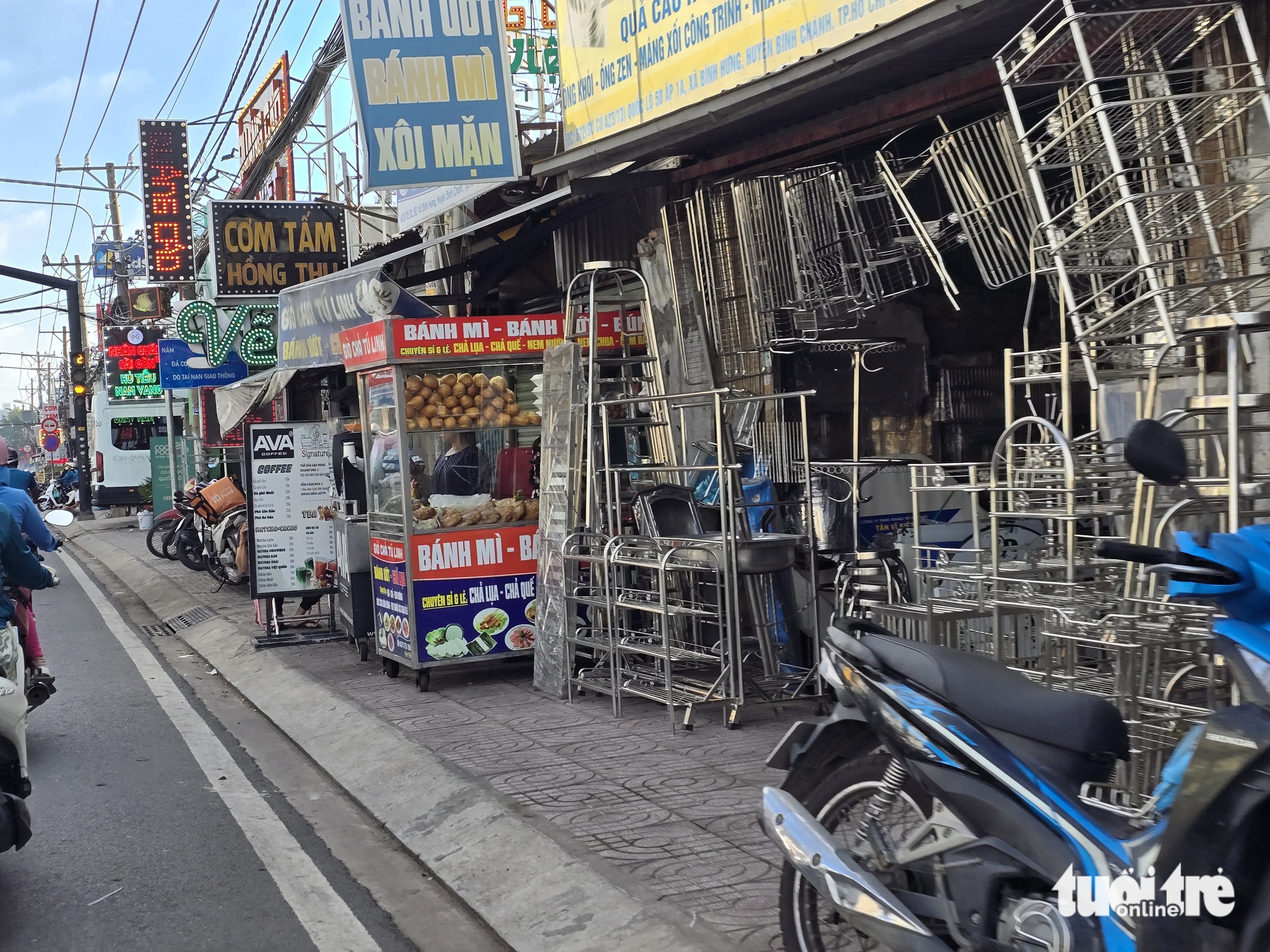 Vỉa hè ở xã Bình Hưng, Tân Vĩnh Lộc, Vĩnh Lộc bị tái chiếm, lực lượng chức năng tăng cường xử lý - Ảnh 3.