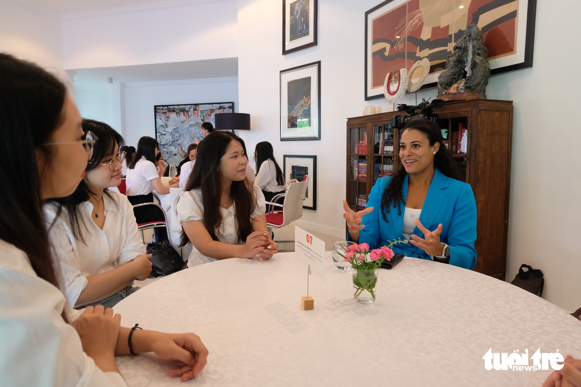Female consuls general meet with Ho Chi Minh City students on International Day of Women in Diplomacy- Ảnh 3.