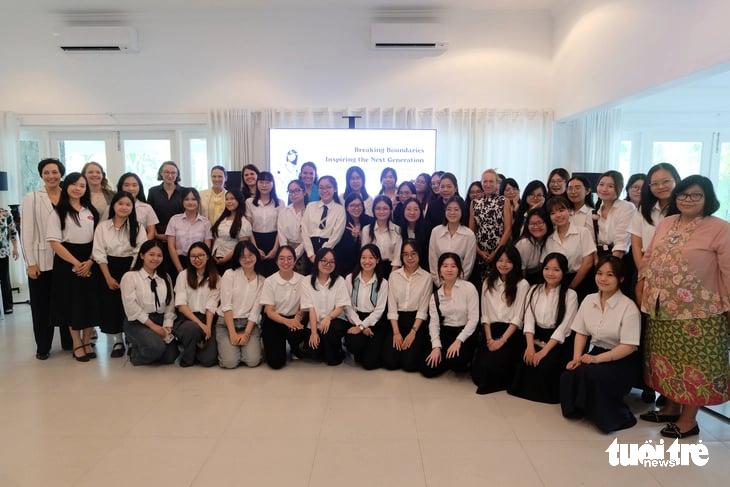 Female consuls general meet with Ho Chi Minh City students on International Day of Women in Diplomacy- Ảnh 1.