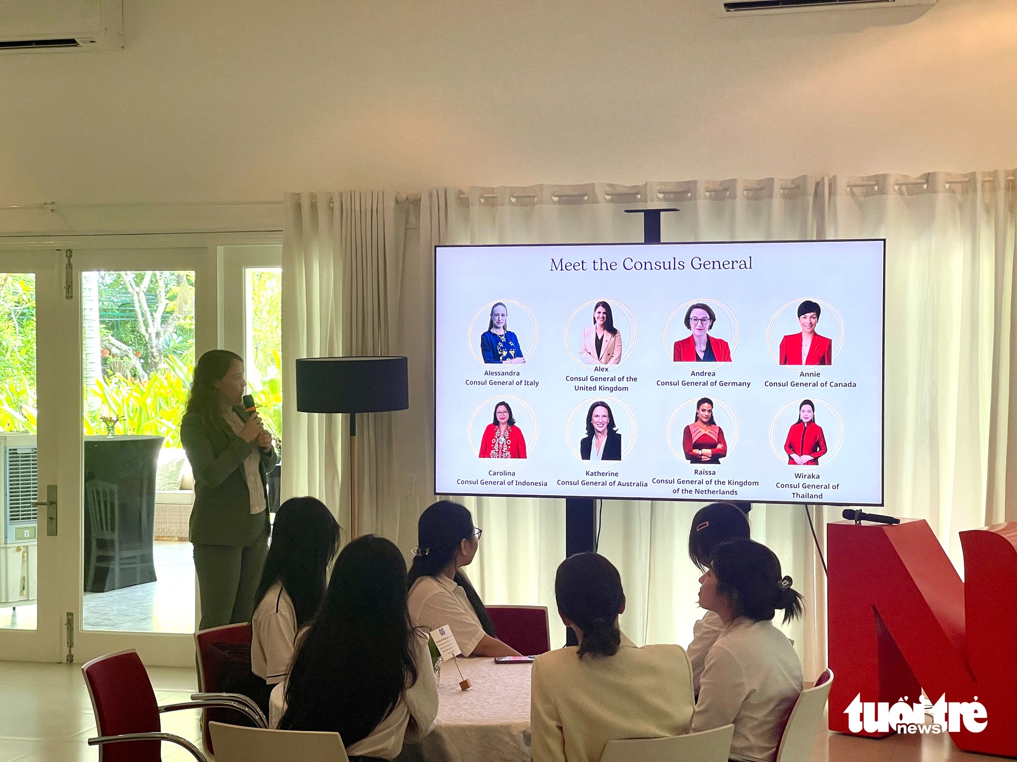 Female consuls general meet with Ho Chi Minh City students on International Day of Women in Diplomacy- Ảnh 2.