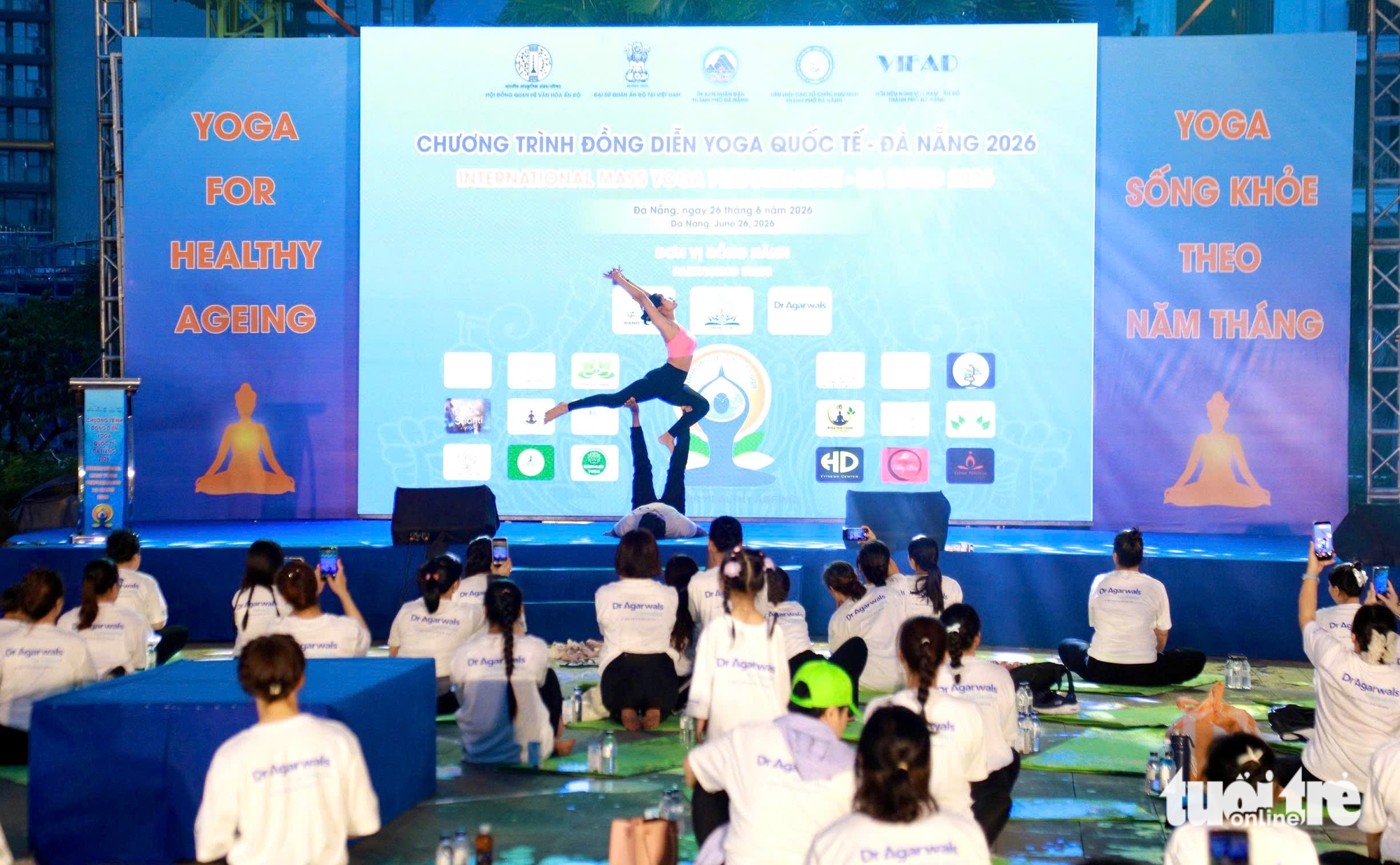 Hàng trăm người đồng diễn yoga bên sông Hàn, lan tỏa thông điệp sống khỏe - Ảnh 1.