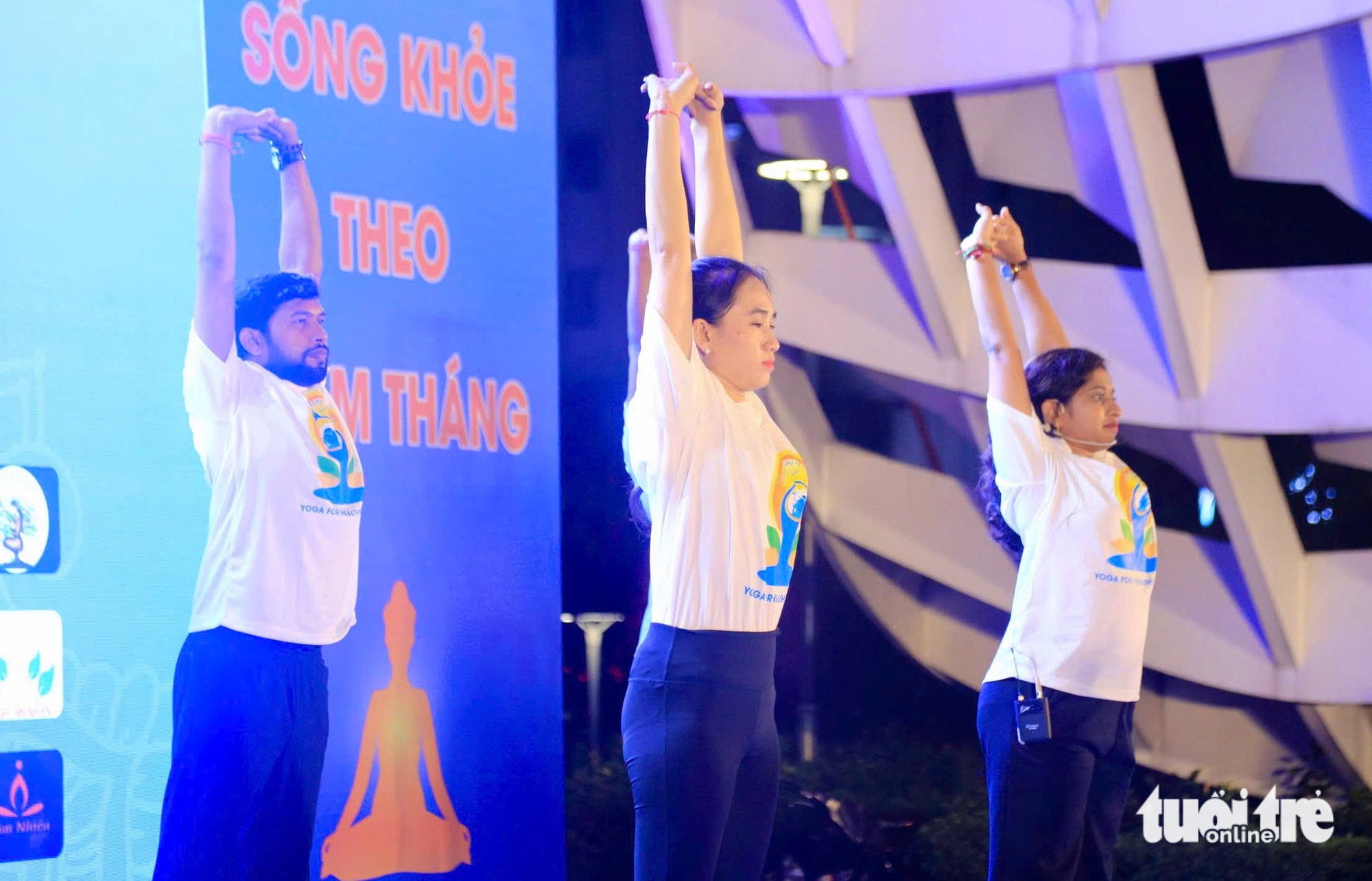 Hàng trăm người đồng diễn yoga bên sông Hàn, lan tỏa thông điệp sống khỏe - Ảnh 3.