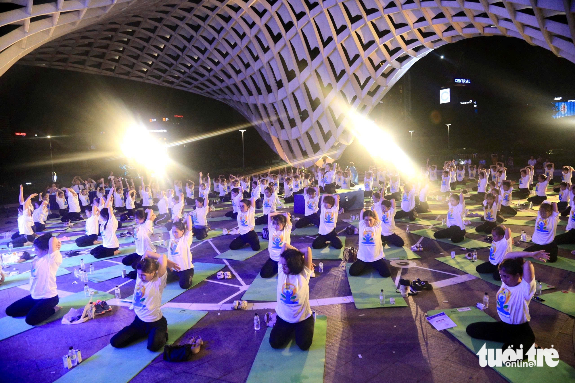 Hàng trăm người đồng diễn yoga bên sông Hàn, lan tỏa thông điệp sống khỏe - Ảnh 4.