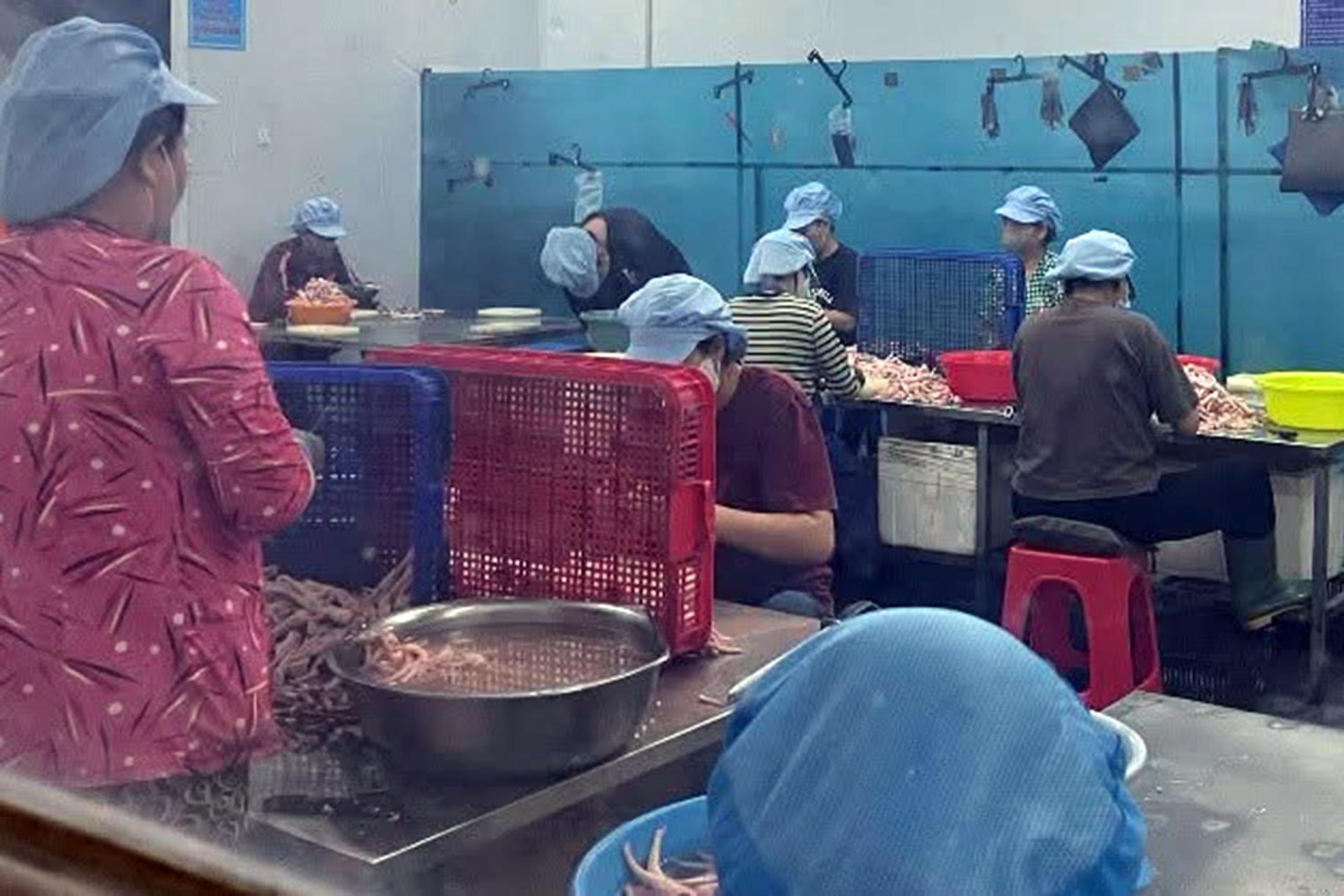 Dùng nguyên liệu quá hạn chế biến thực phẩm, một doanh nghiệp ở Đồng Nai bị phạt gần 400 triệu đồng - Ảnh 2.