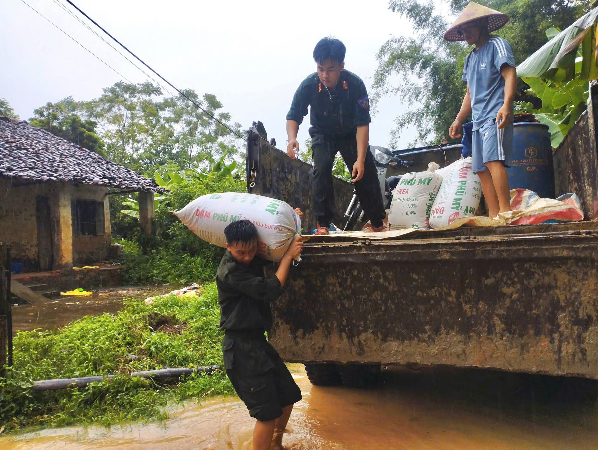 Hình ảnh mưa lớn gây ngập úng ở Cao Bằng - Ảnh 5.