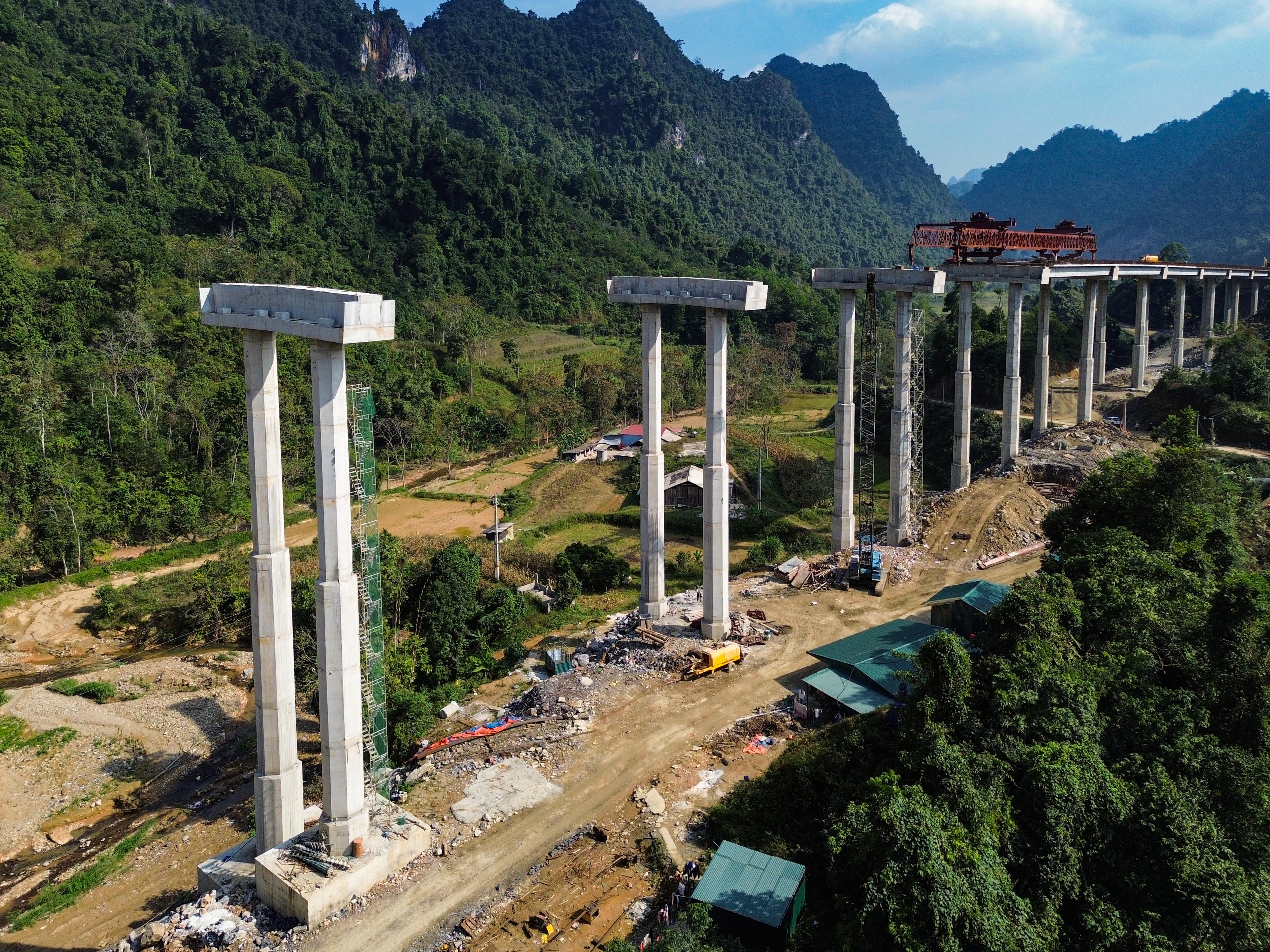 Thủ tướng: Kiên quyết không lùi tiến độ các dự án giao thông trọng điểm nếu không có lý do chính đáng - Ảnh 2.