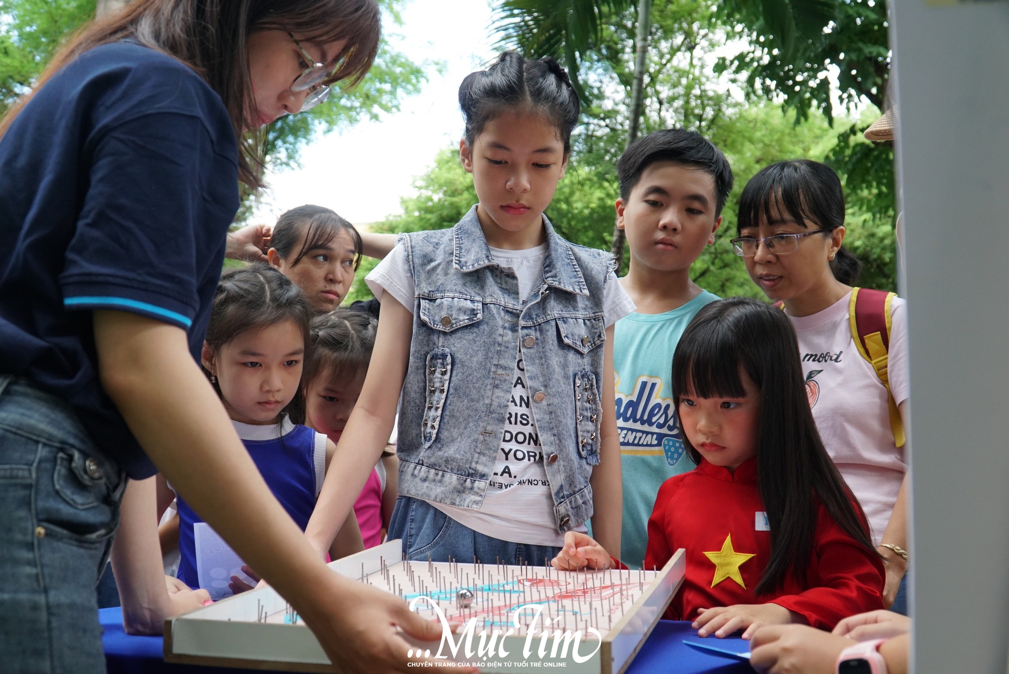 Bạn nhỏ hào hứng khám phá khoa học tại Hội sách thiếu nhi TP.HCM- Ảnh 4.
