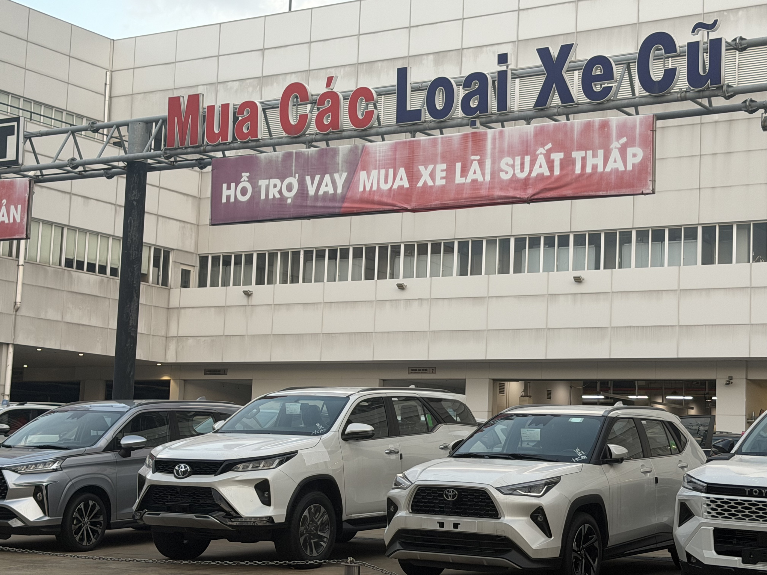 Thị trường TP.HCM ngày 27-6: Xe cũ giảm hàng chục triệu, chôm chôm sầu riêng vào mùa kéo giá giảm - Ảnh 1.